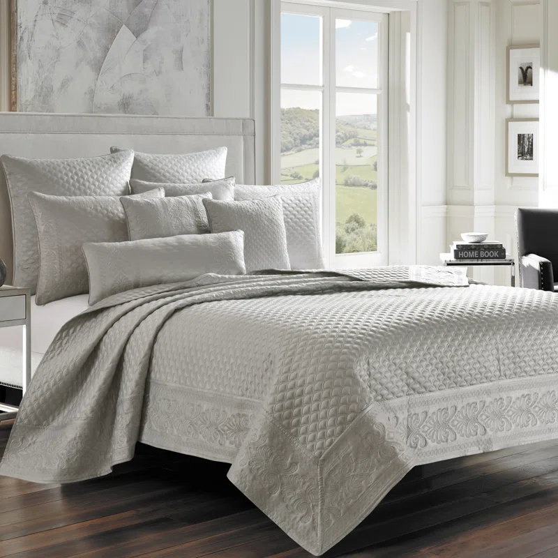 Five Queens Court Lincoln Coverlet