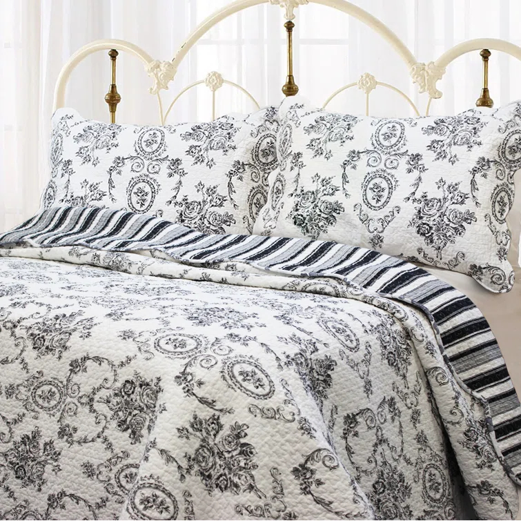 French Medallion Reversible Farmhouse / Country 3 Piece Quilt Set