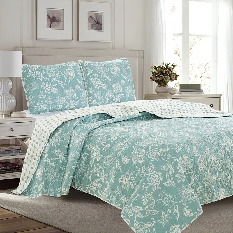 FreshFolds Dainty Floral Reversible Quilt Set with Shams