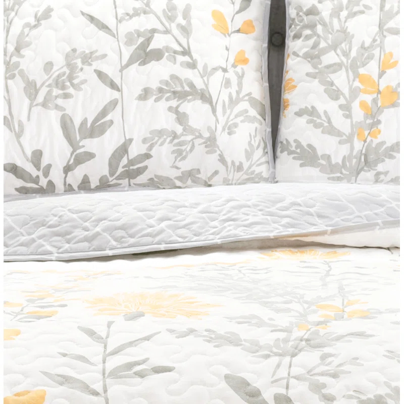 Torre & Tagus Aprile Traditional Floral Quilt Set