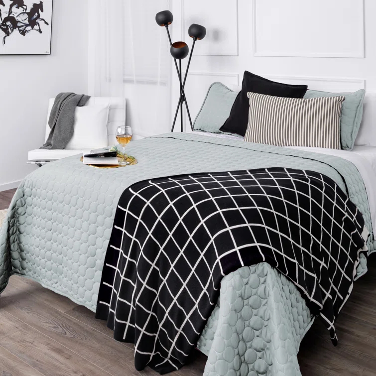 SouthShore Fine Linens Southshore Fine Linens Lightweight Oversized Reversible Quilt Set with shams