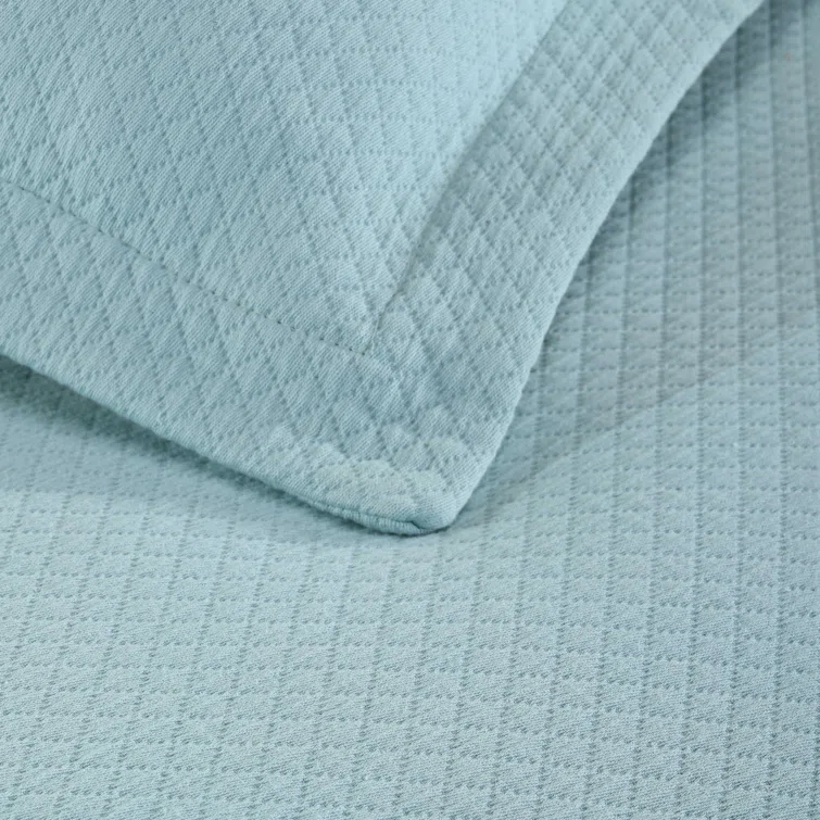 Superior Superior Solitaire Waffled Matelassé Bedspread Set with Shams