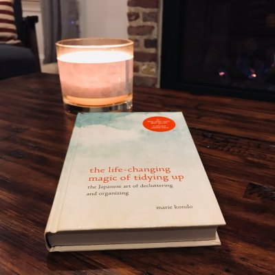 The Life-Changing Magic of Tidying Up: The Japanese Art of Decluttering and Organizing (Hardcover) (Marie Kondo)