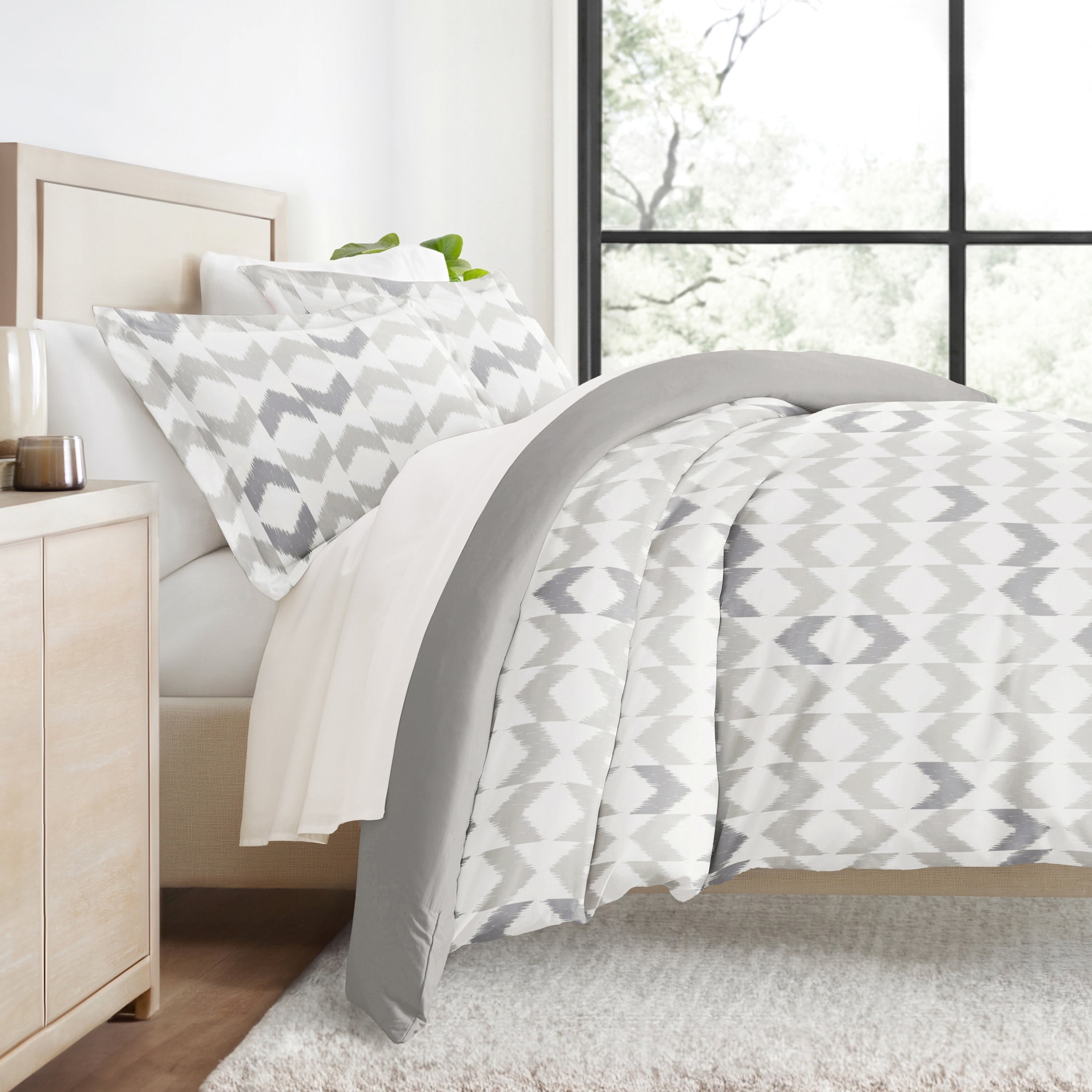 Noble Linens Gray Reversible Chevron Sleep Print 3-Piece Duvet Cover Set, King/CalKing