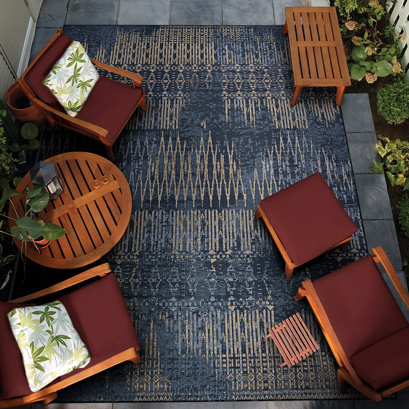 Couristan Dolce Blue Nile Indoor / Outdoor Area Rug, Indigo, 2'3" x 3'11"