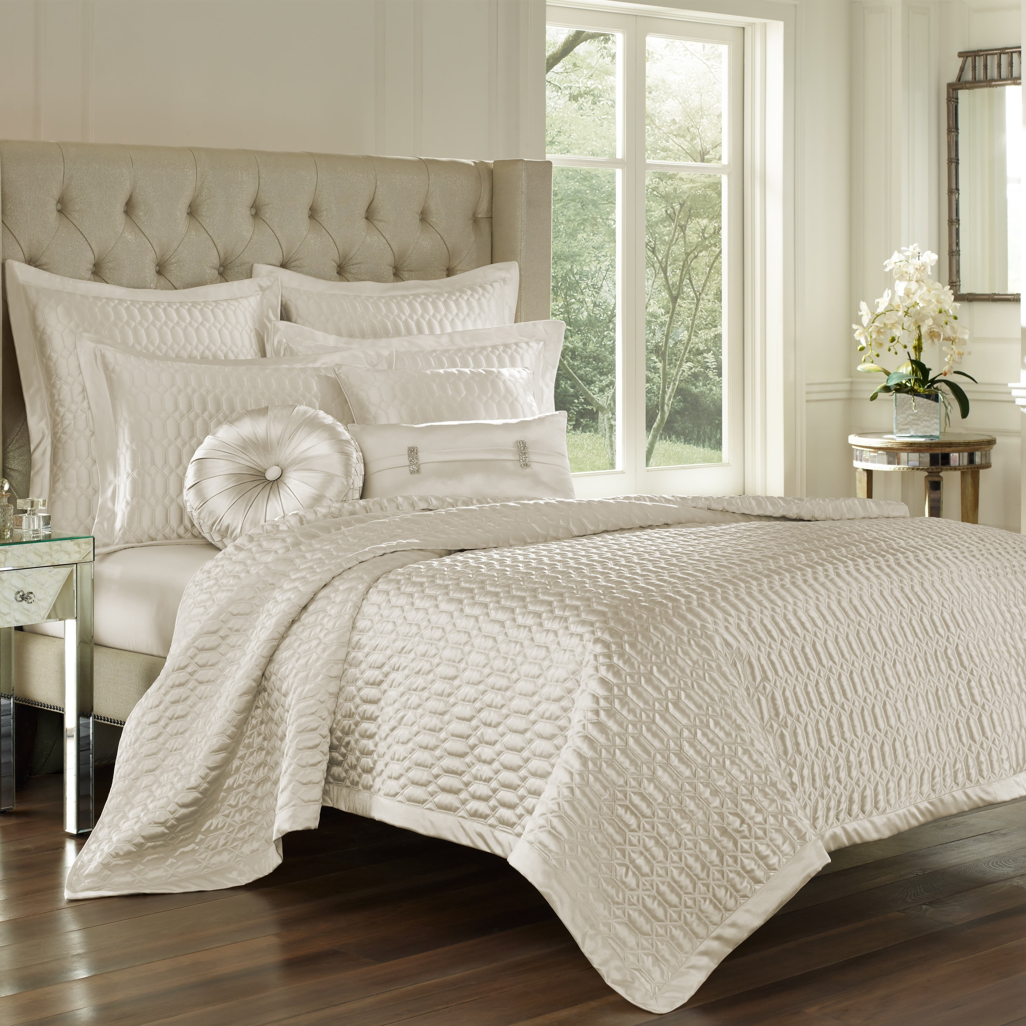 Five Queens Court S Modern Geometric Off White Polyester Coverlet, King