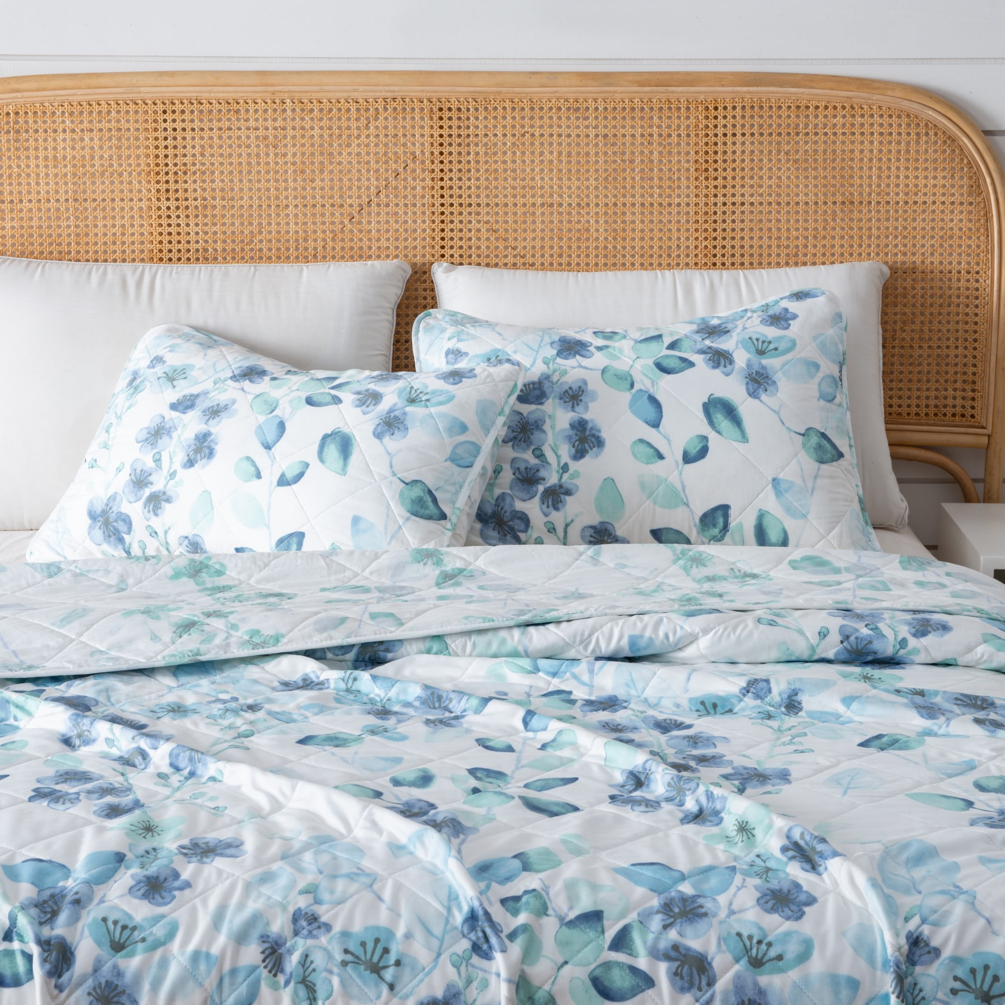 Great Bay Home Floral Reversible Reversible Quilt Set With Shams  (King, Miranda)
