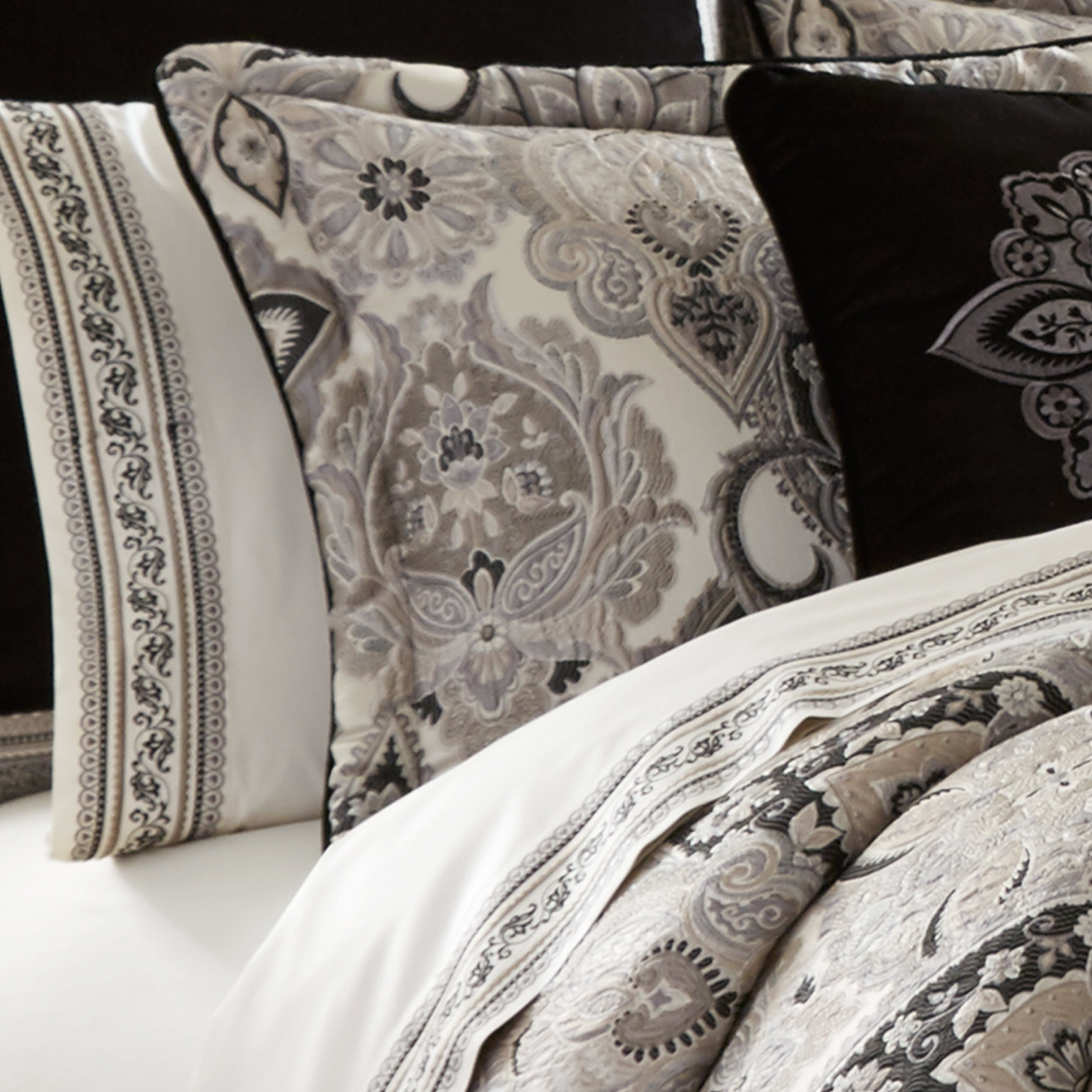 J. Queen New York Guiliana King Comforter Set in Silver