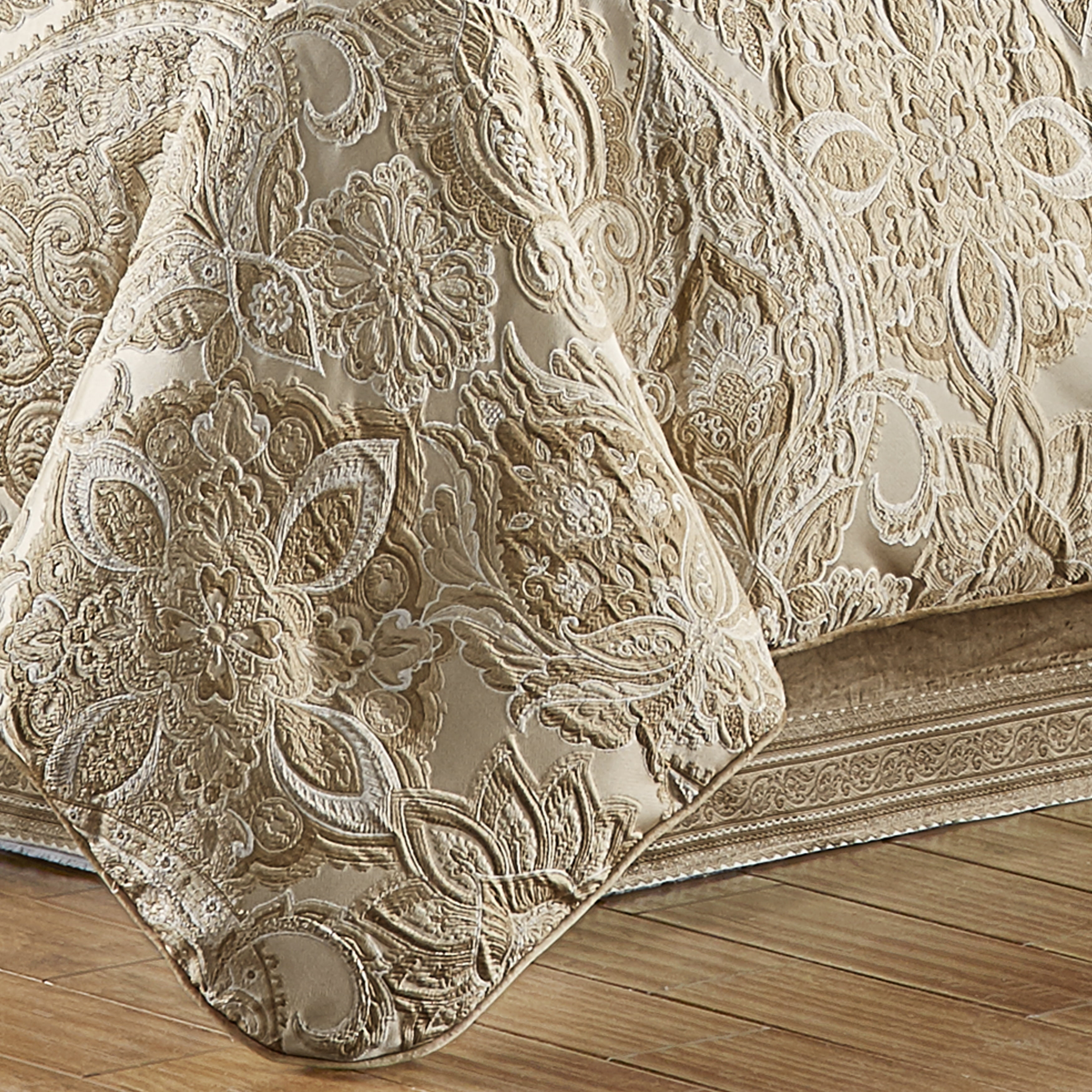 J Queen New York Sandstone Queen 4 Piece Comforter Set