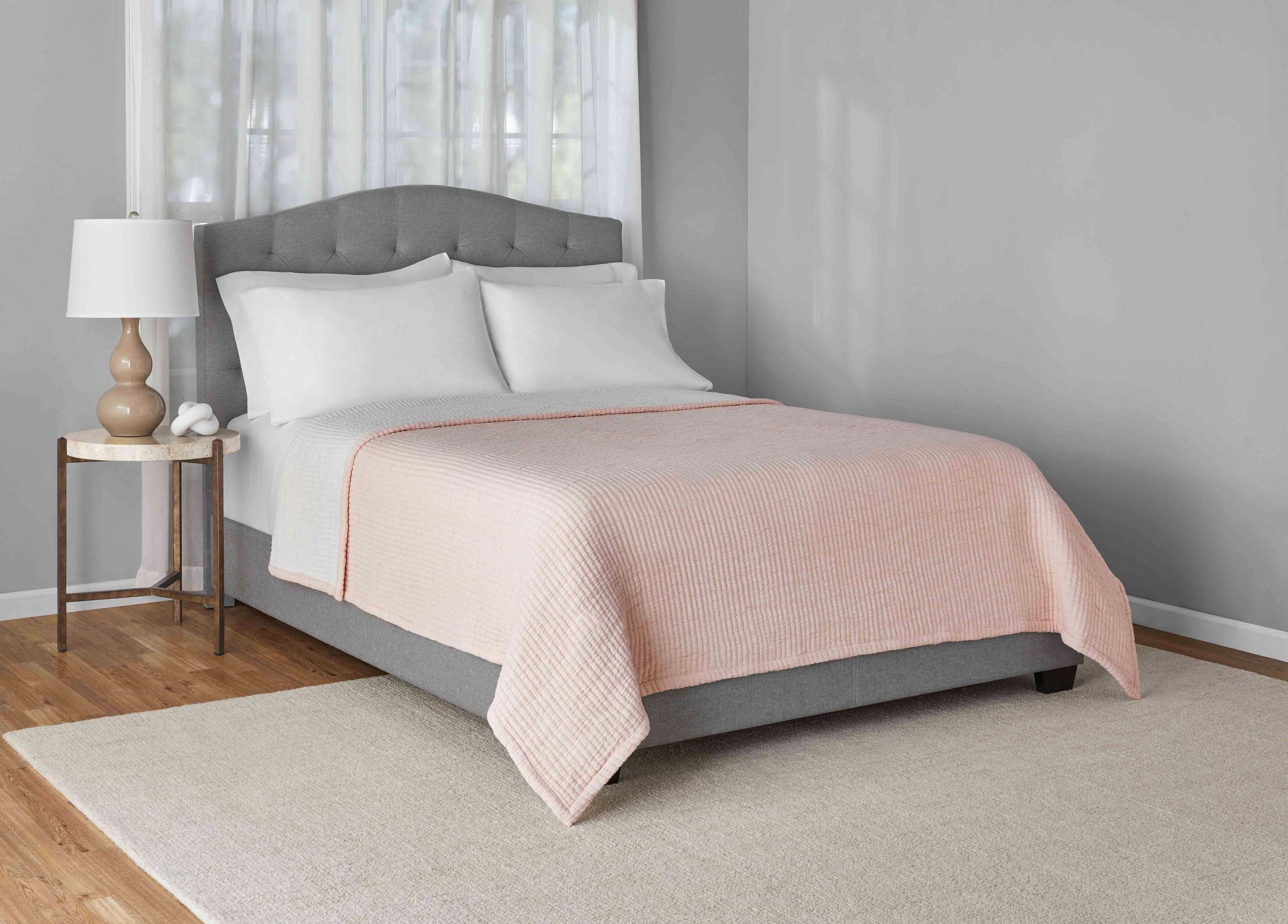 Mainstays 100% Cotton Matelassé Quilt Bedding, Queen/Full, Reversible, Blush Pink.