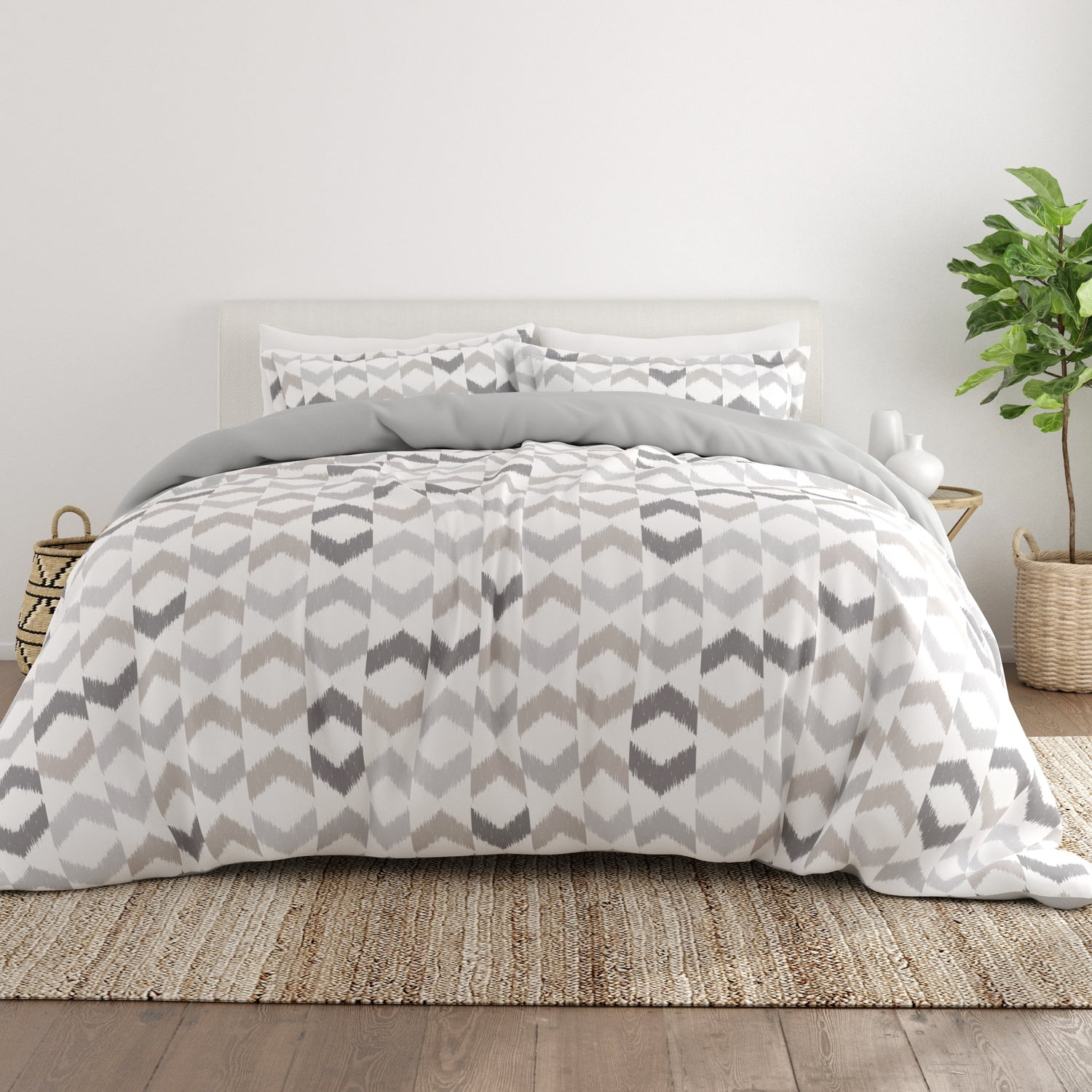 Noble Linens Gray Reversible Chevron Sleep Print 3-Piece Duvet Cover Set, King/CalKing
