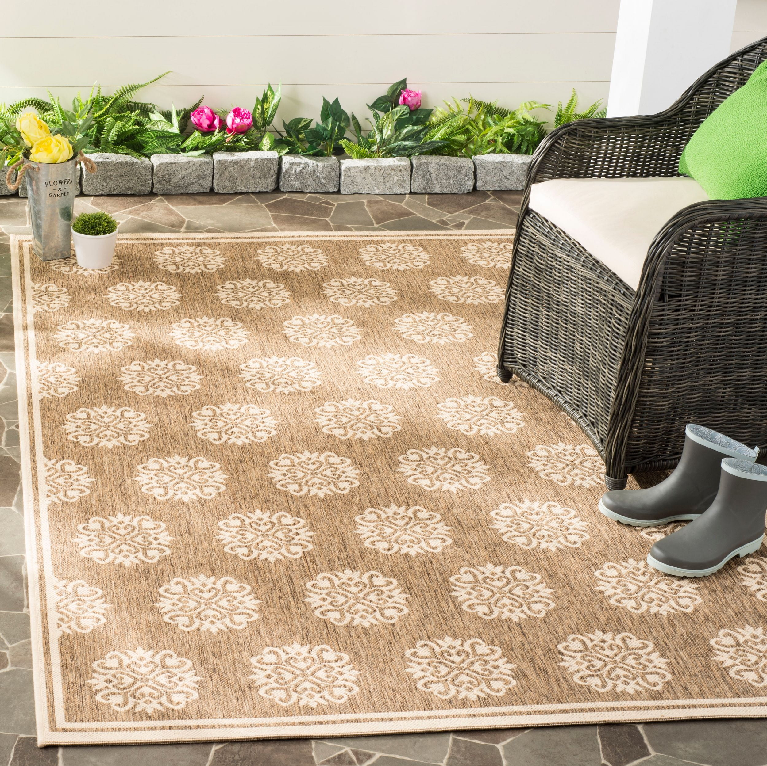 SAFAVIEH Beach House Regent Geometric Indoor/Outdoor Area Rug, Beige/Cream, 4' x 6'