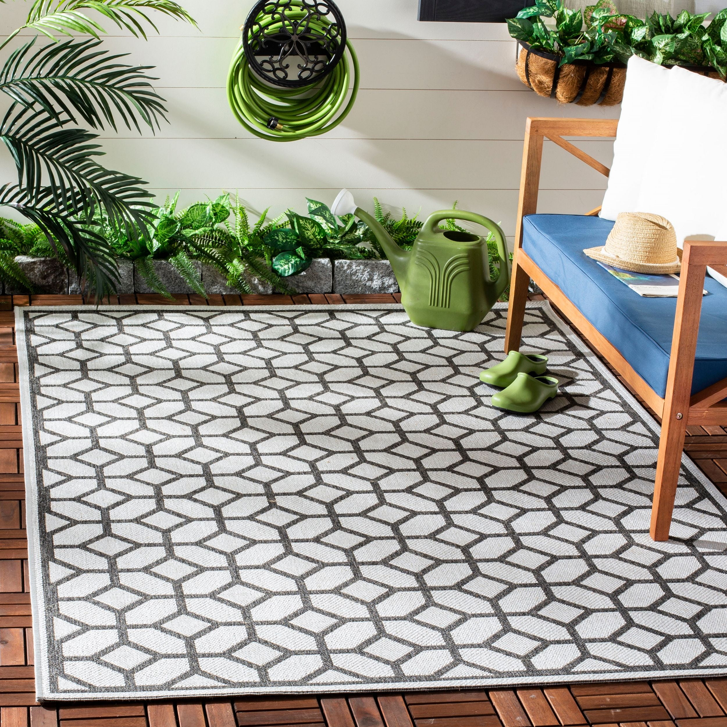 SAFAVIEH Beach House Theo Geometric Indoor/Outdoor Area Rug Light Grey/Charcoal, 5'3" x 7'6"