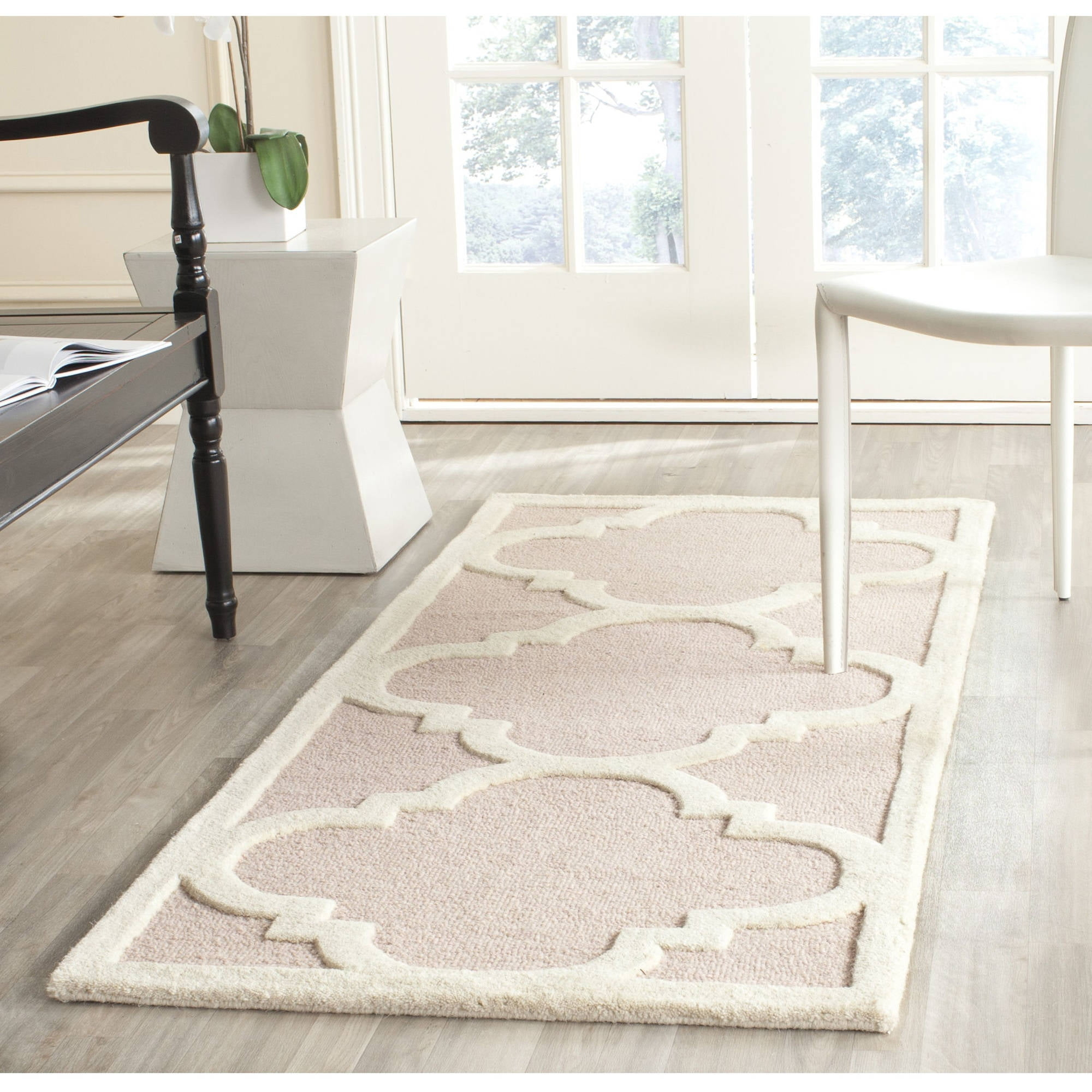 SAFAVIEH Cambridge Justine Geometric Quatrefoil Wool Runner Rug, Light Pink/Ivory, 2'6" x 6'