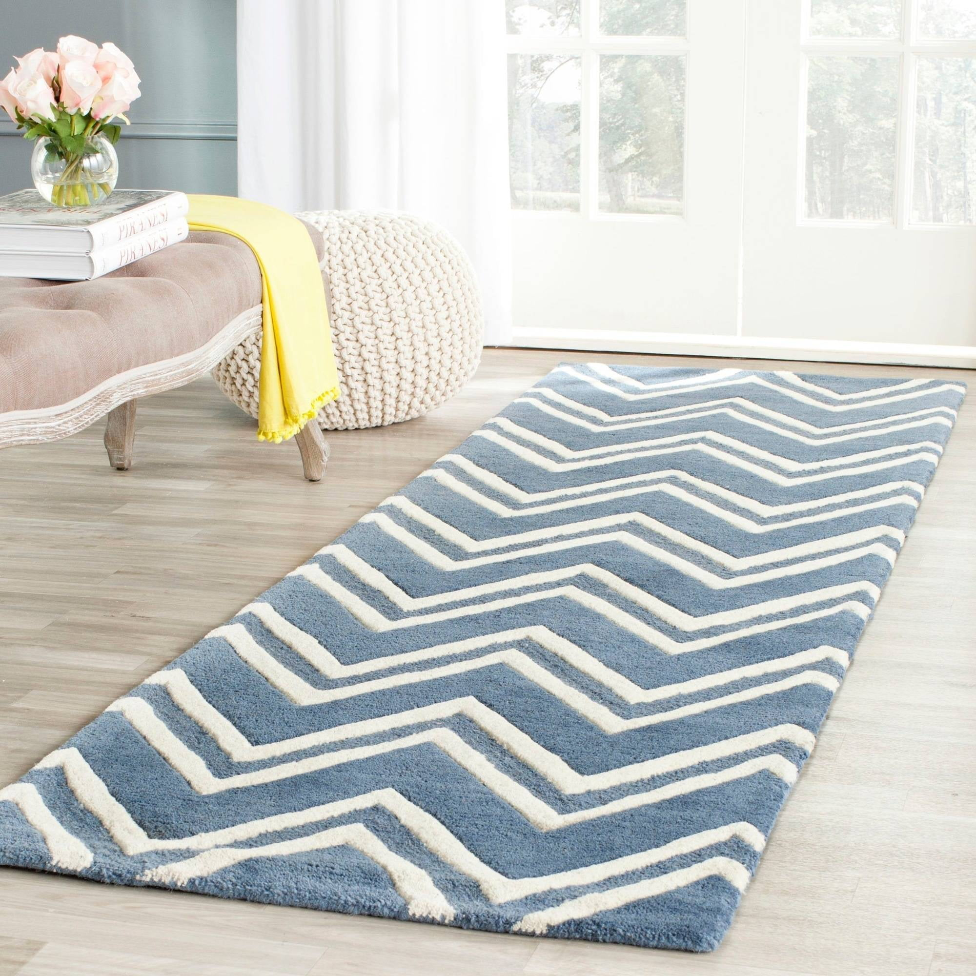 SAFAVIEH Cambridge Ravenna Zig Zag Stripes Wool Runner Rug, Navy/Ivory, 2'6" x 8'