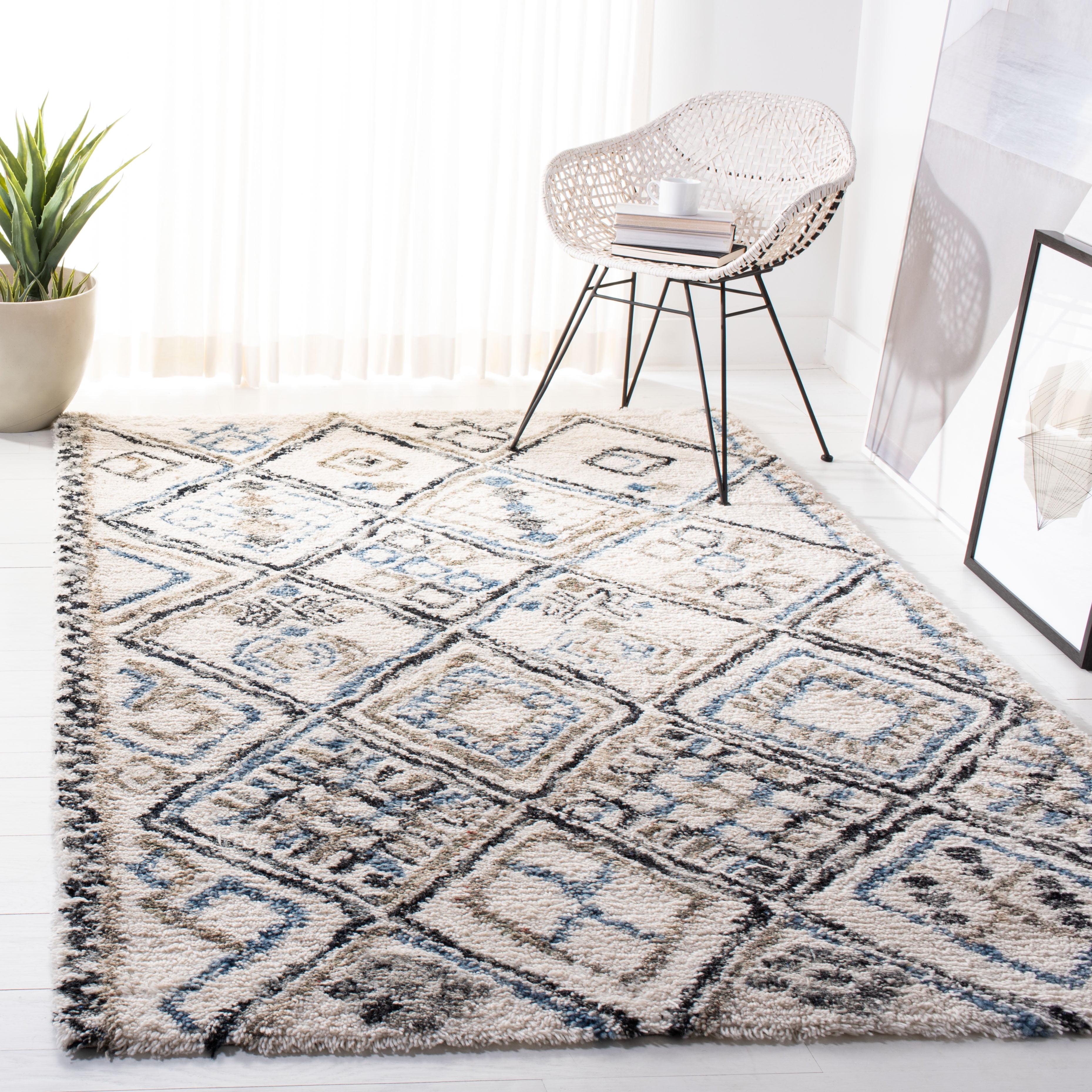 SAFAVIEH Casablanca Jake Geometric Moroccan Wool Shag Area Rug, Black/Ivory, 4' x 6'