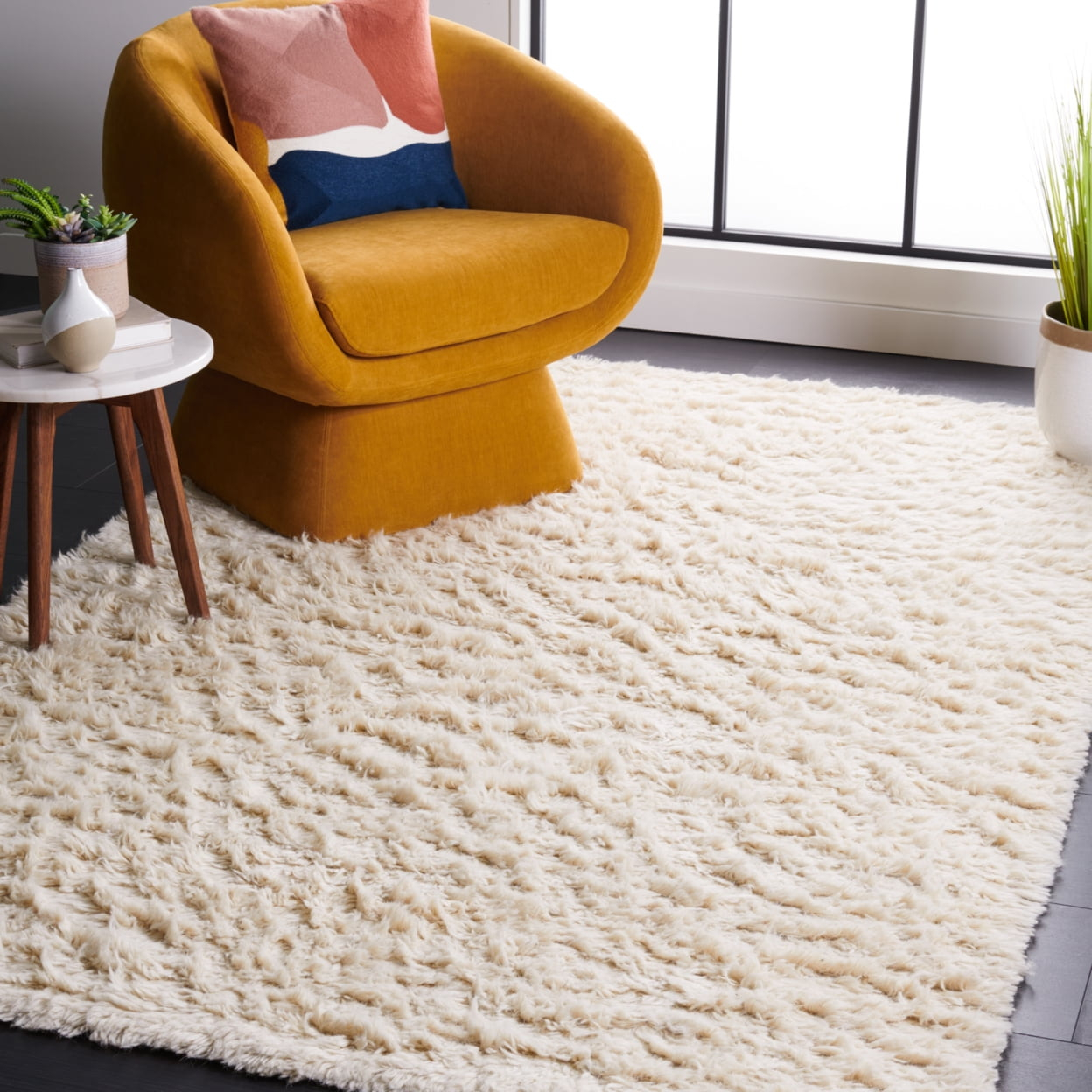 SAFAVIEH Flokati Gisselle Solid Wool Area Rug, Ivory, 2'6" x 4'