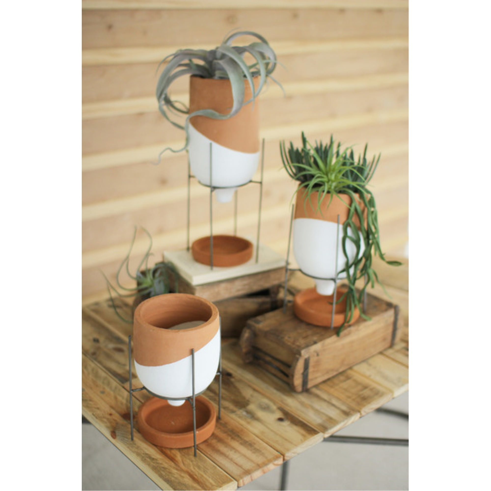 Kalalou Set Of Three Natural And White Clay Pots On Wire Stands H3349