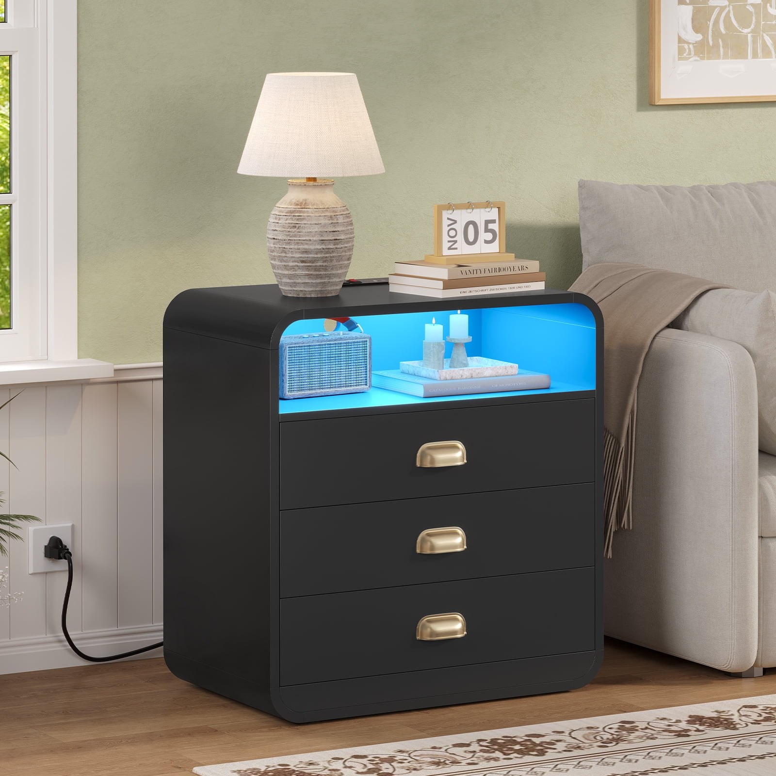Mesita de Noche con Estación de Carga y Luces LED, Mesita de Noche Moderna con 3 Cajones de Almacenamiento, Diseño de Perfil Curvo, Negro Clásico