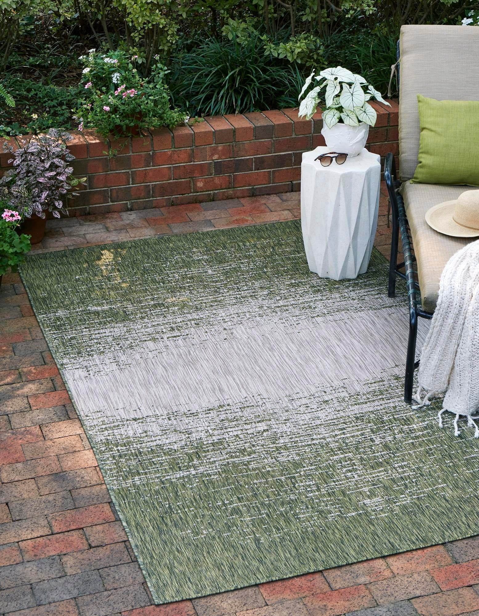 Unique Loom Outdoor Modern Collection Area Rug - Ombre (5' 1" x 8' Rectangle Green/Ivory)