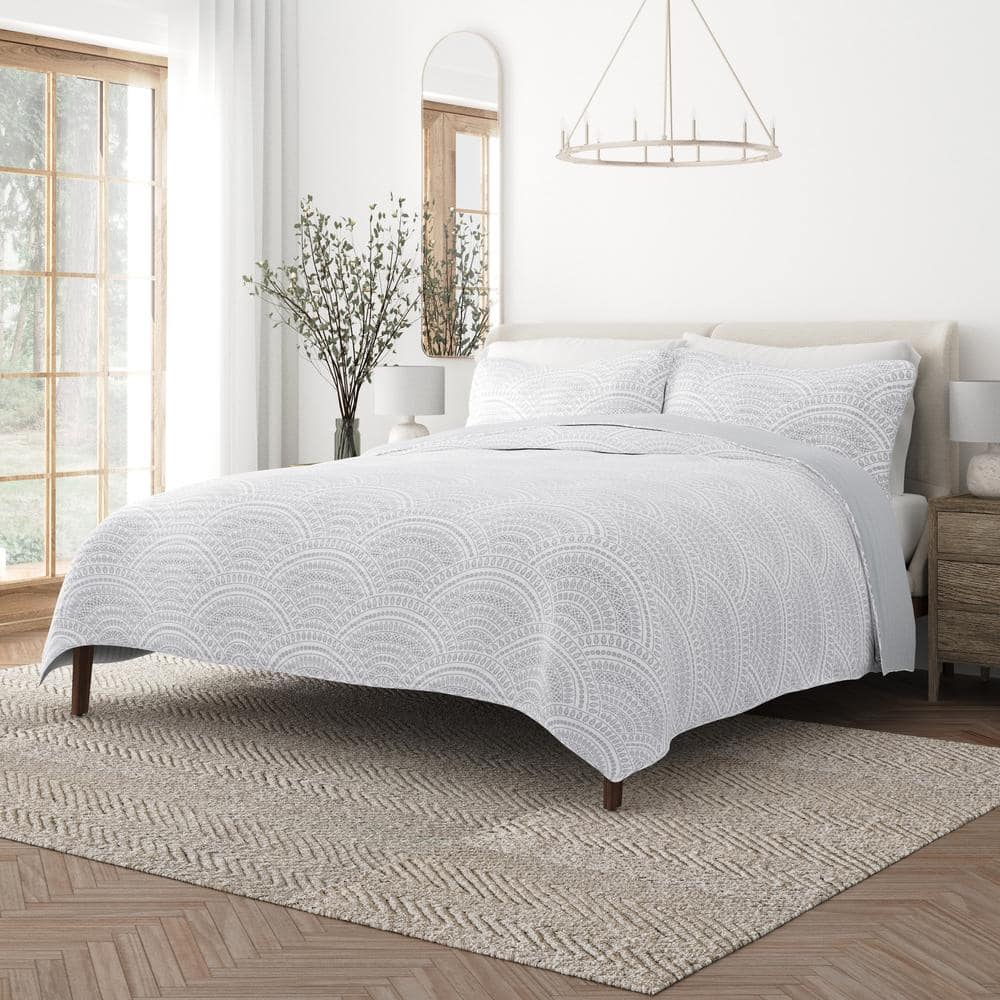 Noble Linens Light Gray 3 Piece Scallop Reversible Microfiber Quilt Set, Queen / Full