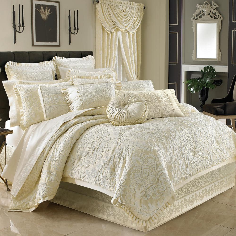 JQUEEN 7260971 New York Marquis Damask Pleated Comforter Set, Cream, Queen 4pcs