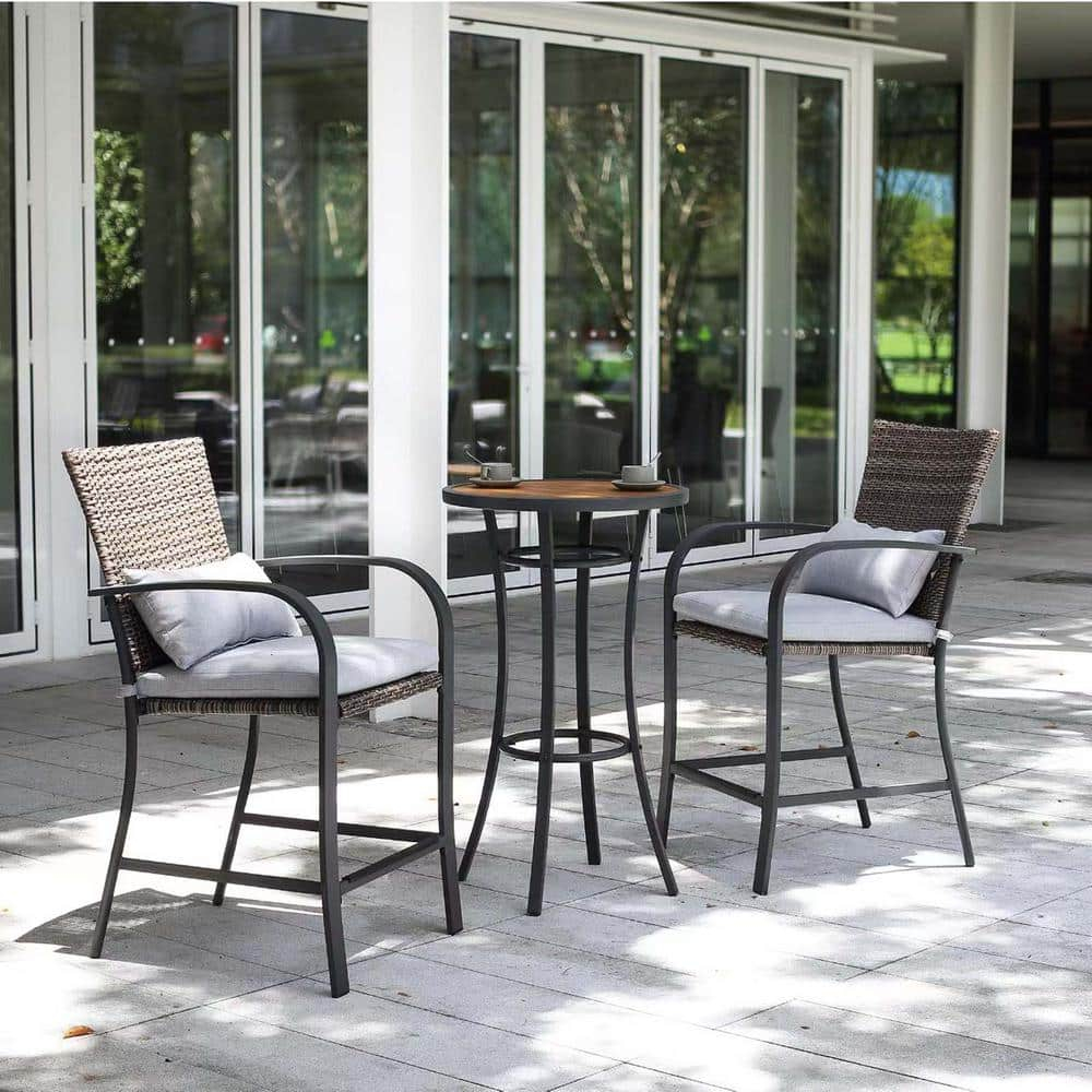 JOIVI Juego de Bar para Patio de 3 Piezas, Juego de Bistro de Mimbre para Exteriores, Taburetes de Bar de Ratán para Todo Tipo de Clima con Cojines y Mesa Superior de Madera, Muebles de Patio con Altura de Bar para 2 Personas, Mesa y Sillas de Bistro, Gris