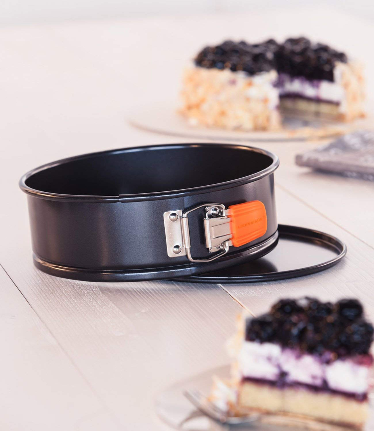 Le Creuset Toughened Non-Stick Bakeware Springform Round Cake Tin - 20 cm