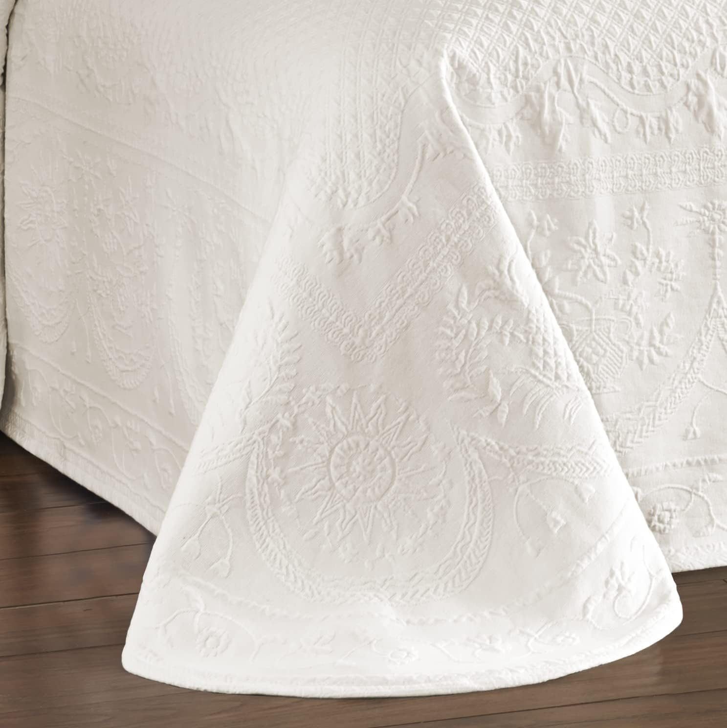 King Charles Modern Farmhouse Floral Matelasse Bedspread, 100% Cotton Breathable Bedding, Full/Queen, Ivory