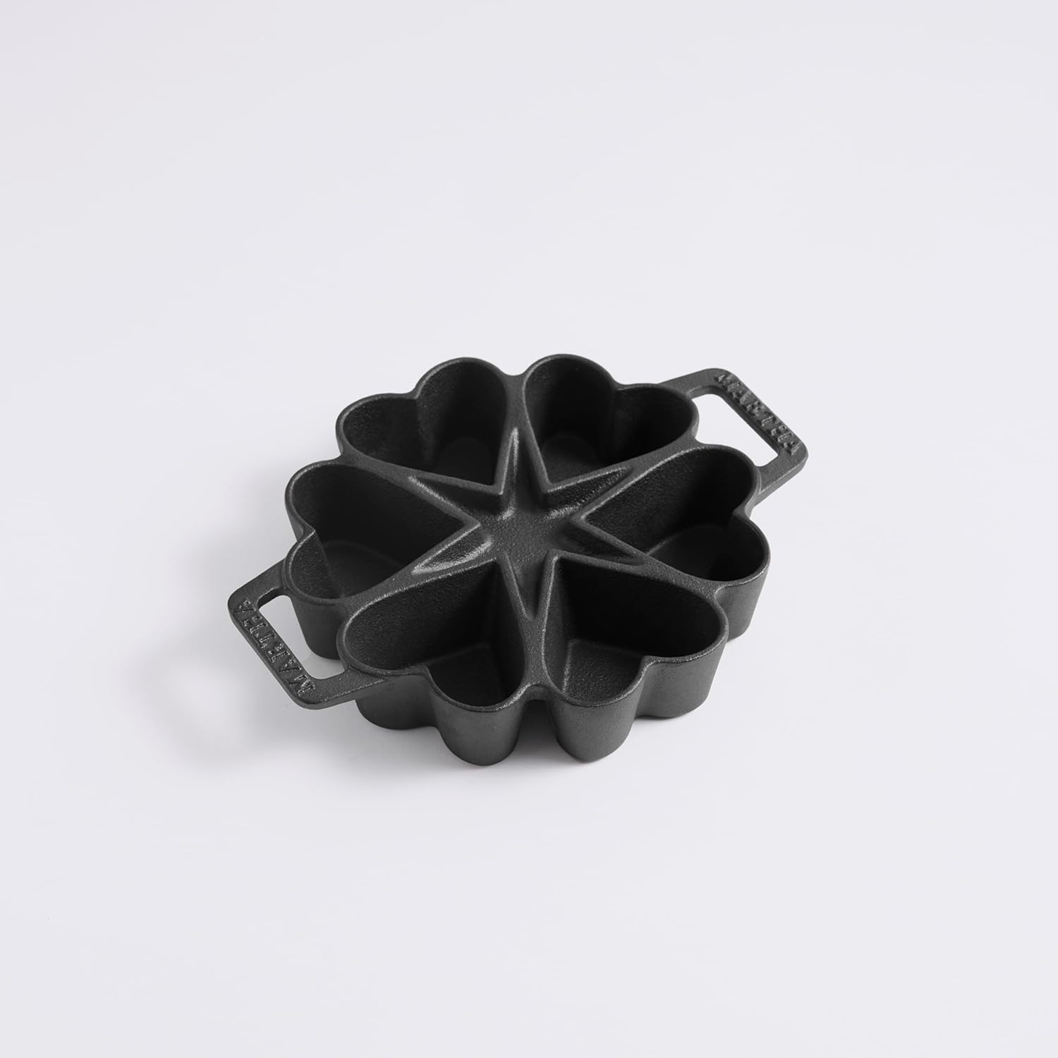 6-Cups Heart Mold Pre-Seasoned Cast Iron Pan in Black