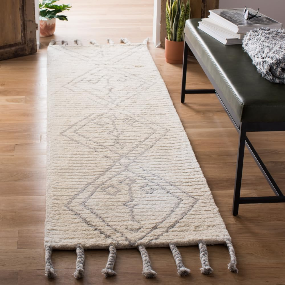 SAFAVIEH Casablanca Otis Abstract Moroccan Wool Shag Runner Rug, Ivory/Black, 2'3" x 8'