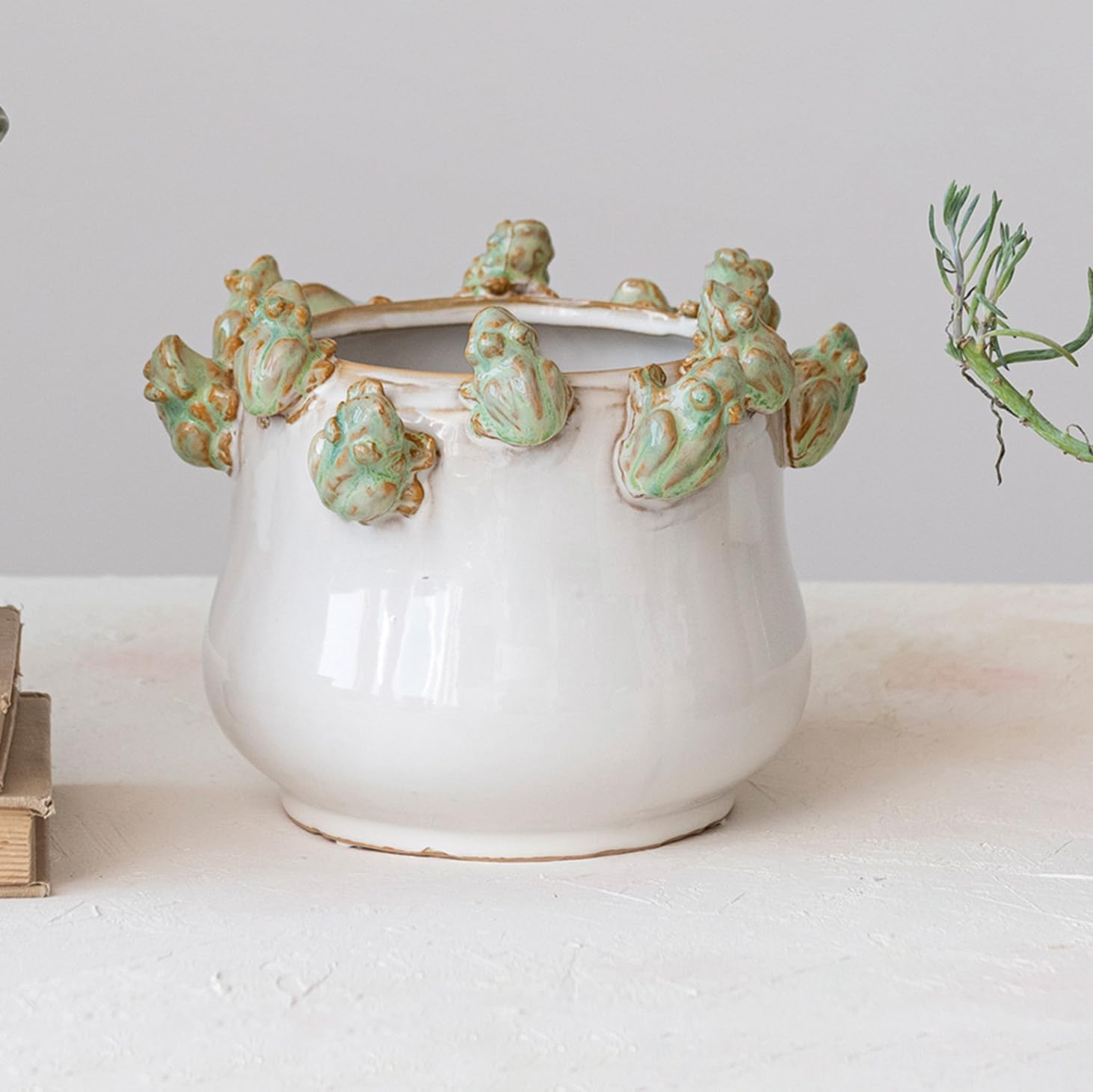 Creative Co-Op Decorative Stoneware Planter with Frog Figurine Rim, White and Green