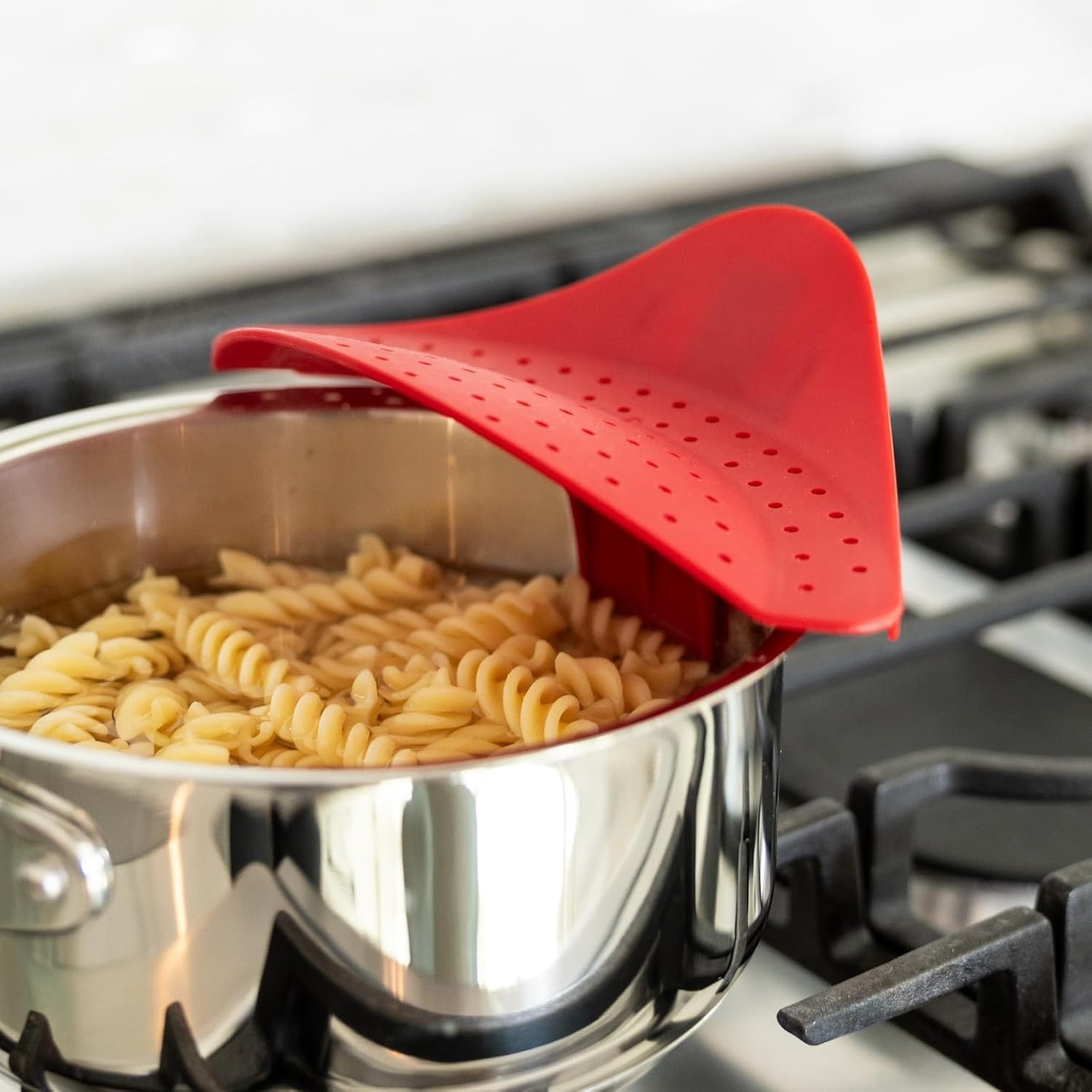 Chef's Planet Strainer - Pasta Strainer, Strainers for Kitchen, Food Strainer, Kitchen Strainer, Grease Strainer, Pot Strainer, Handy Pan, Clip on Strainer for Pots, Household Gadgets (Red)