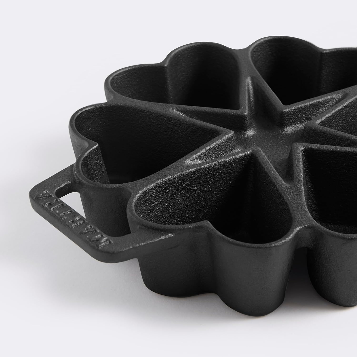 6-Cups Heart Mold Pre-Seasoned Cast Iron Pan in Black