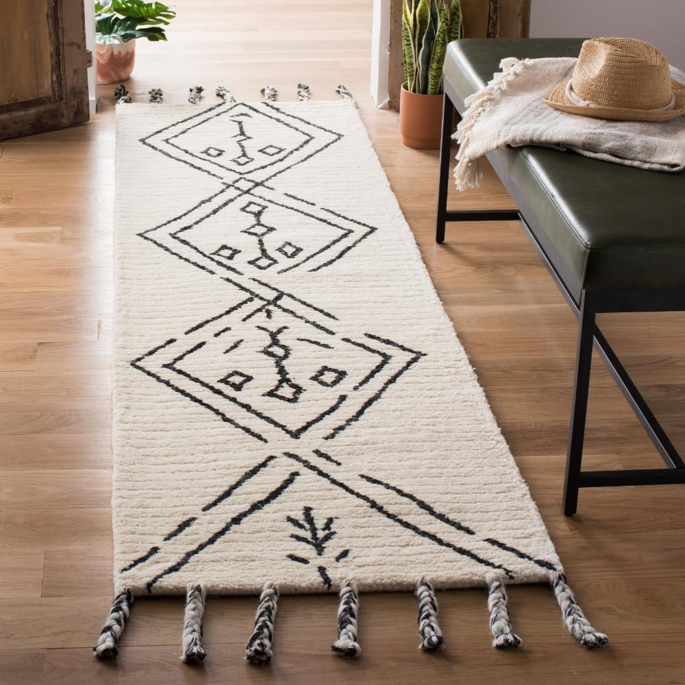 SAFAVIEH Casablanca Otis Abstract Moroccan Wool Shag Runner Rug, Ivory/Black, 2'3" x 8'