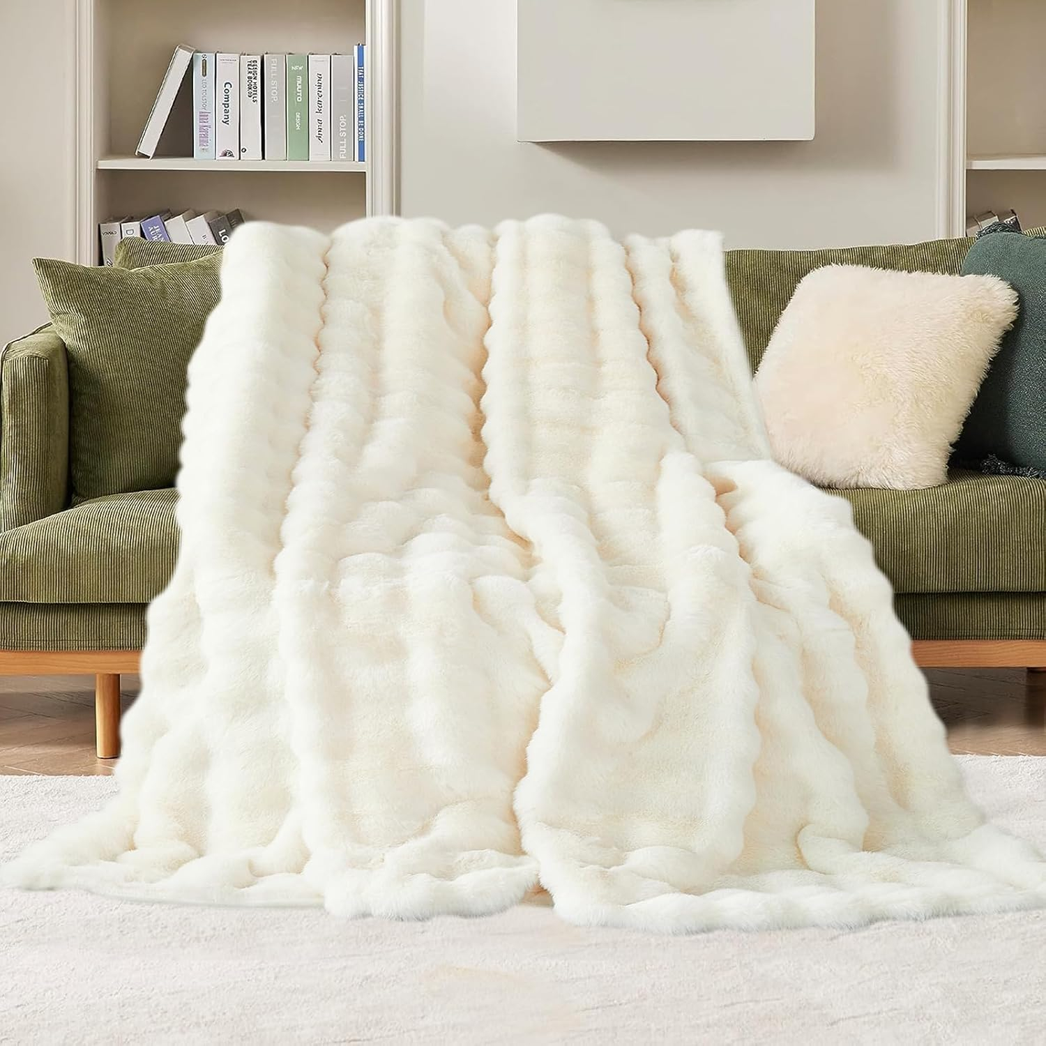 Soft Warm Faux Rabbit Fur Blanket - Thick 1000 G/M Faux Fur Throw with Ruffles - Fluffy Blanket for Bed, Sofa, Office (White, 100 x 160cm / 39" x 63")