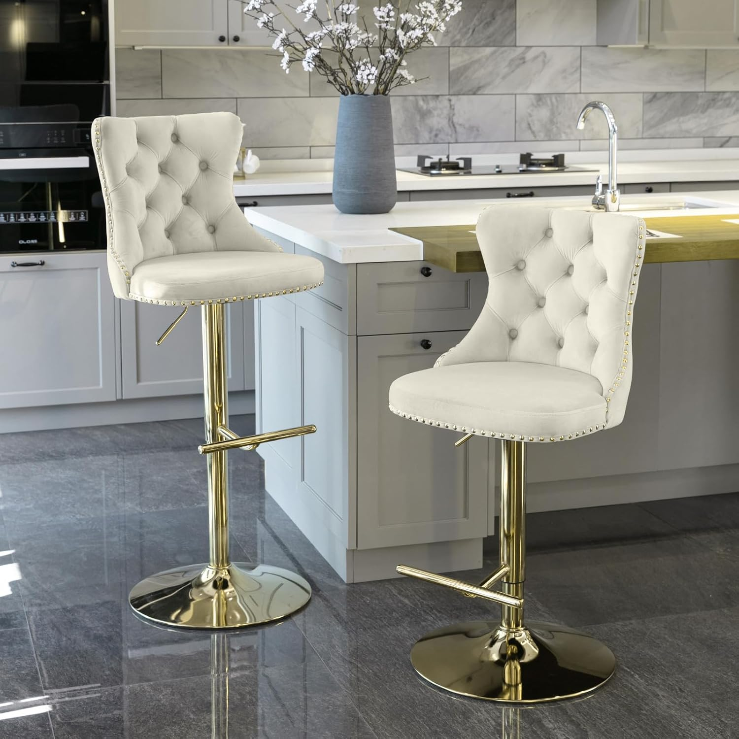 Swivel Counter Height Bar Stools Set of 2, Cream Kitchen Island Barstools, Velvet Adjustable Bar Height Stool Chairs, Tufted Back, Gold Metal Base, Sillas para Barra de Cocina (Beige, Velvet, 2 Pcs)
