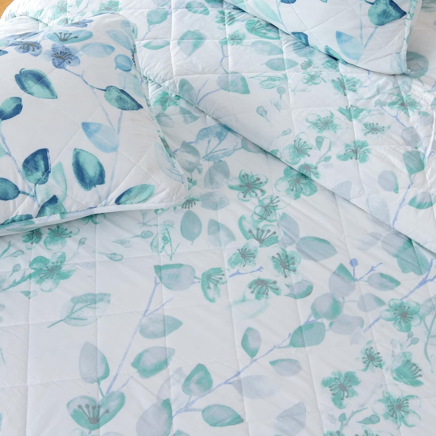 Great Bay Home Floral Reversible Reversible Quilt Set With Shams  (King, Miranda)