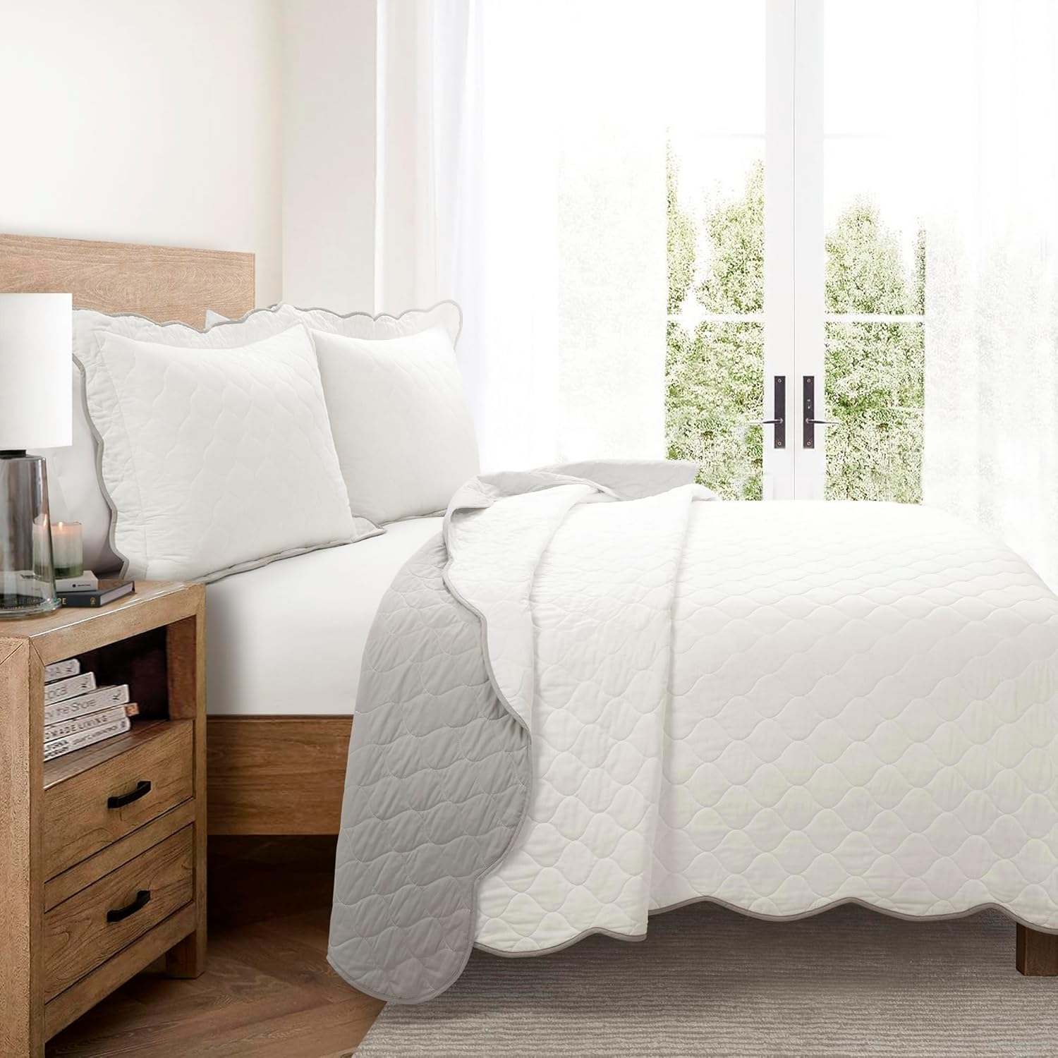 Lush Decor Coastal Chic Scallop Edge Reversible Quilt Set Gray/White 3 Piece Set Full/Queen - Soft Elegant Affordable Luxury Bedding Set