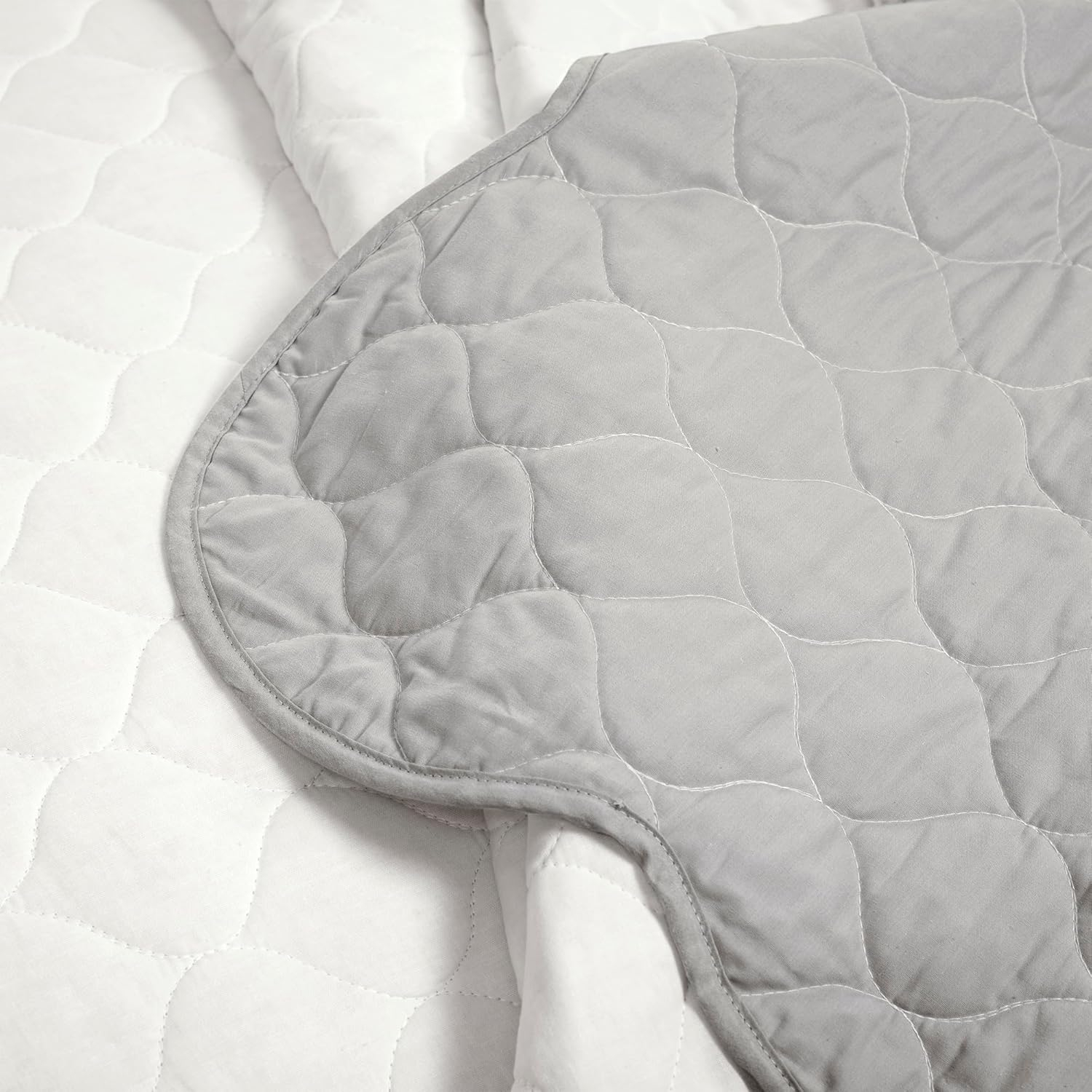 Lush Decor Coastal Chic Scallop Edge Reversible Quilt Set Gray/White 3 Piece Set Full/Queen - Soft Elegant Affordable Luxury Bedding Set