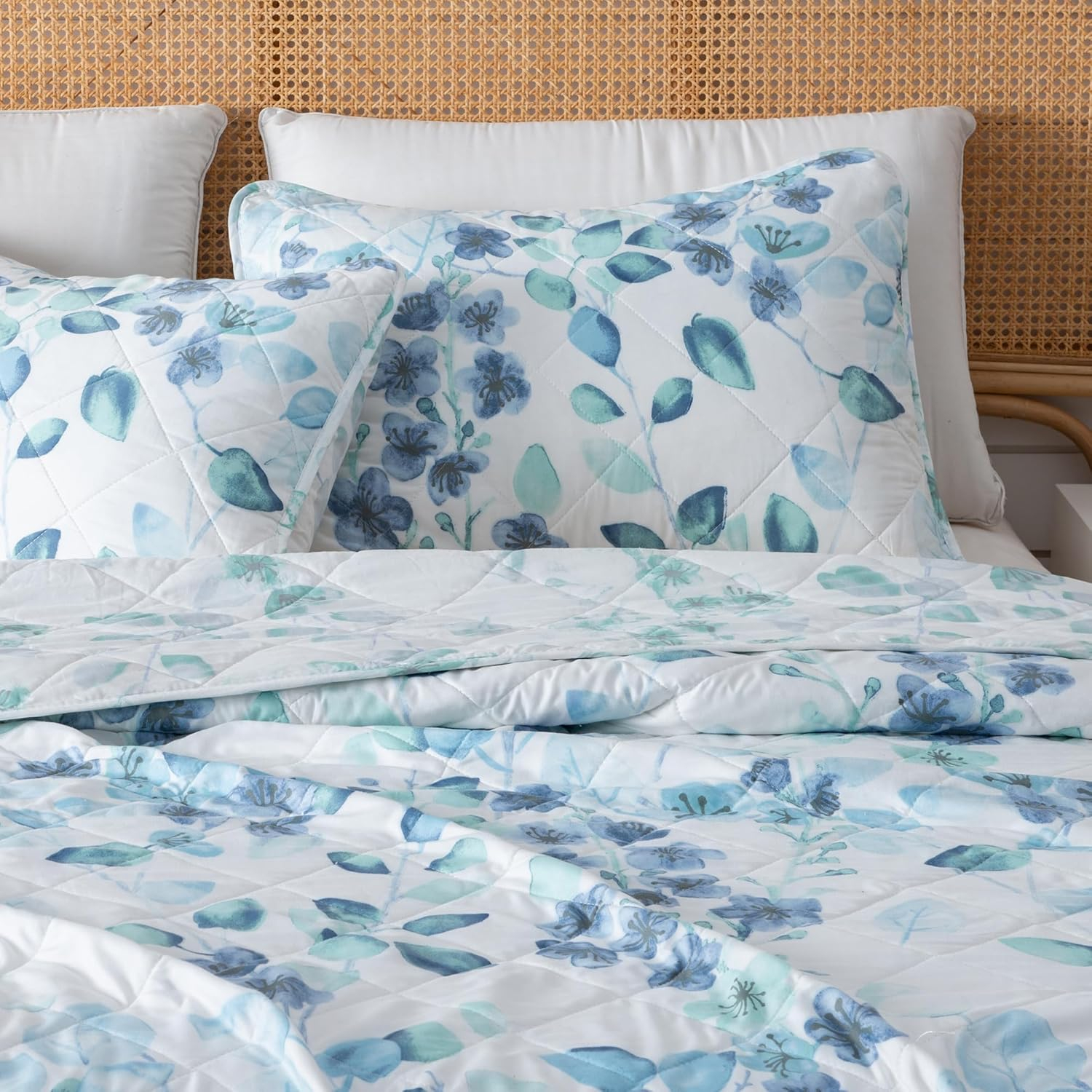 Great Bay Home Floral Reversible Reversible Quilt Set With Shams  (King, Miranda)