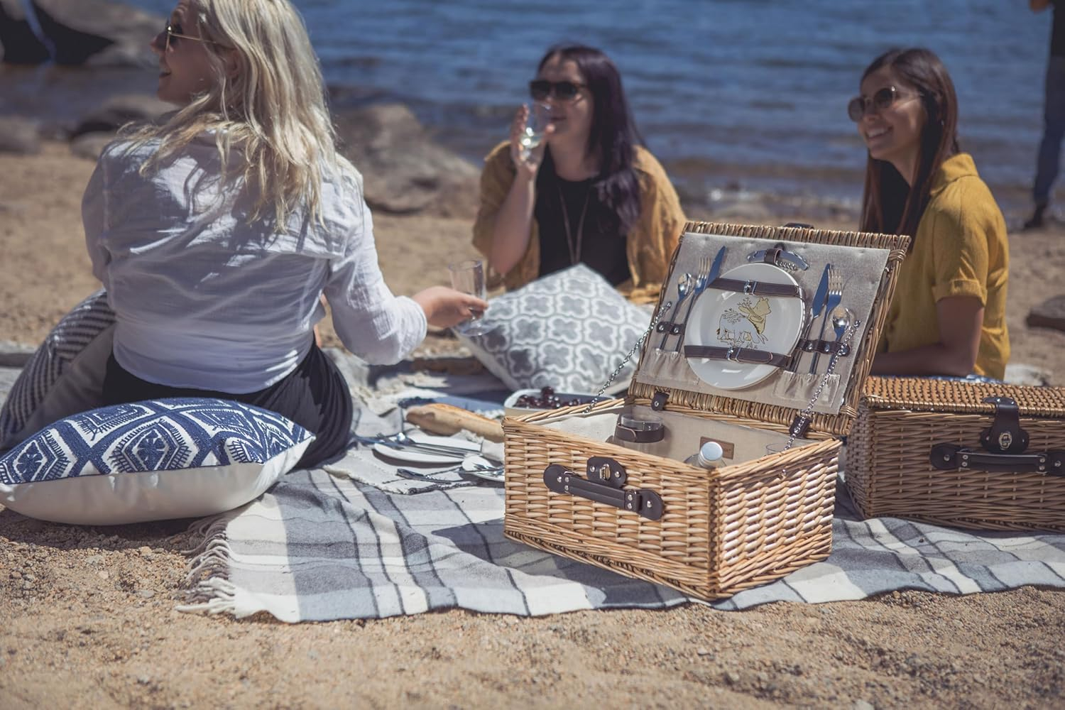 Winnie the Pooh - Classic Picnic Basket, Beige Canvas