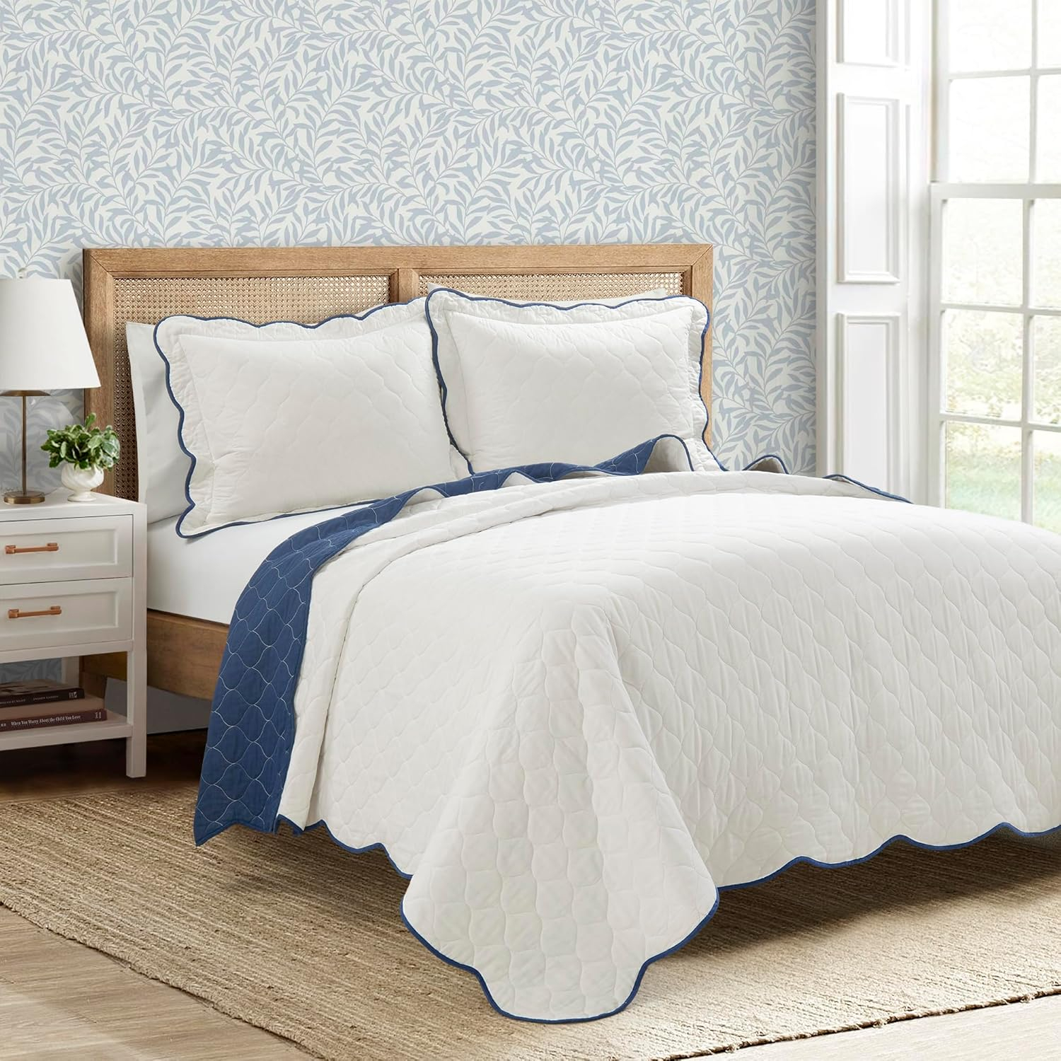 Coastal Chic Scallop Edge Reversible Quilt Navy/White 3Pc Set Full/Queen