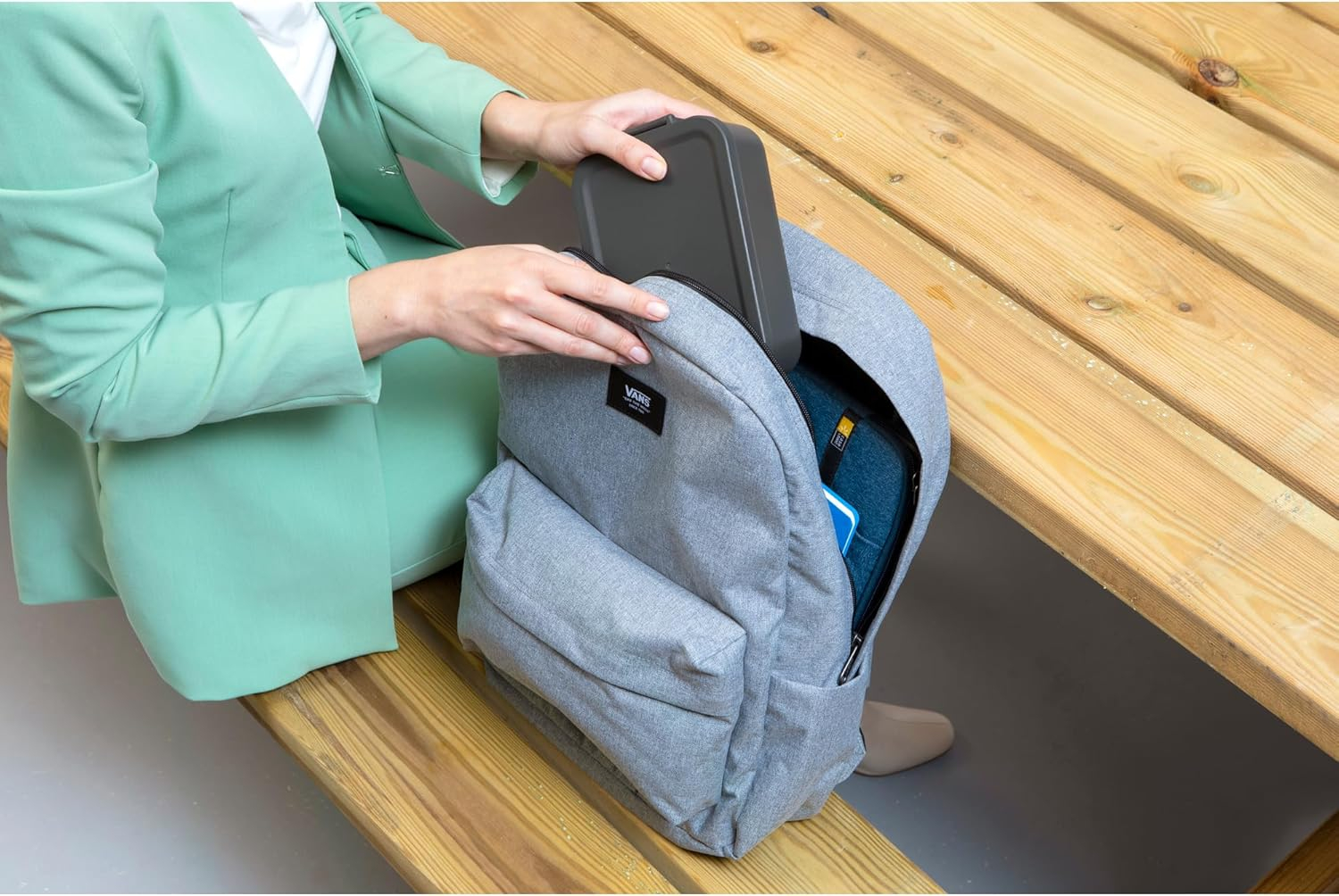 Brabantia Make & Take Medium Lunch Box (Dark Gray) BPA-Free, Airtight Snap Locks, Microwave & Freezer Safe, Travel Meal Prep Container