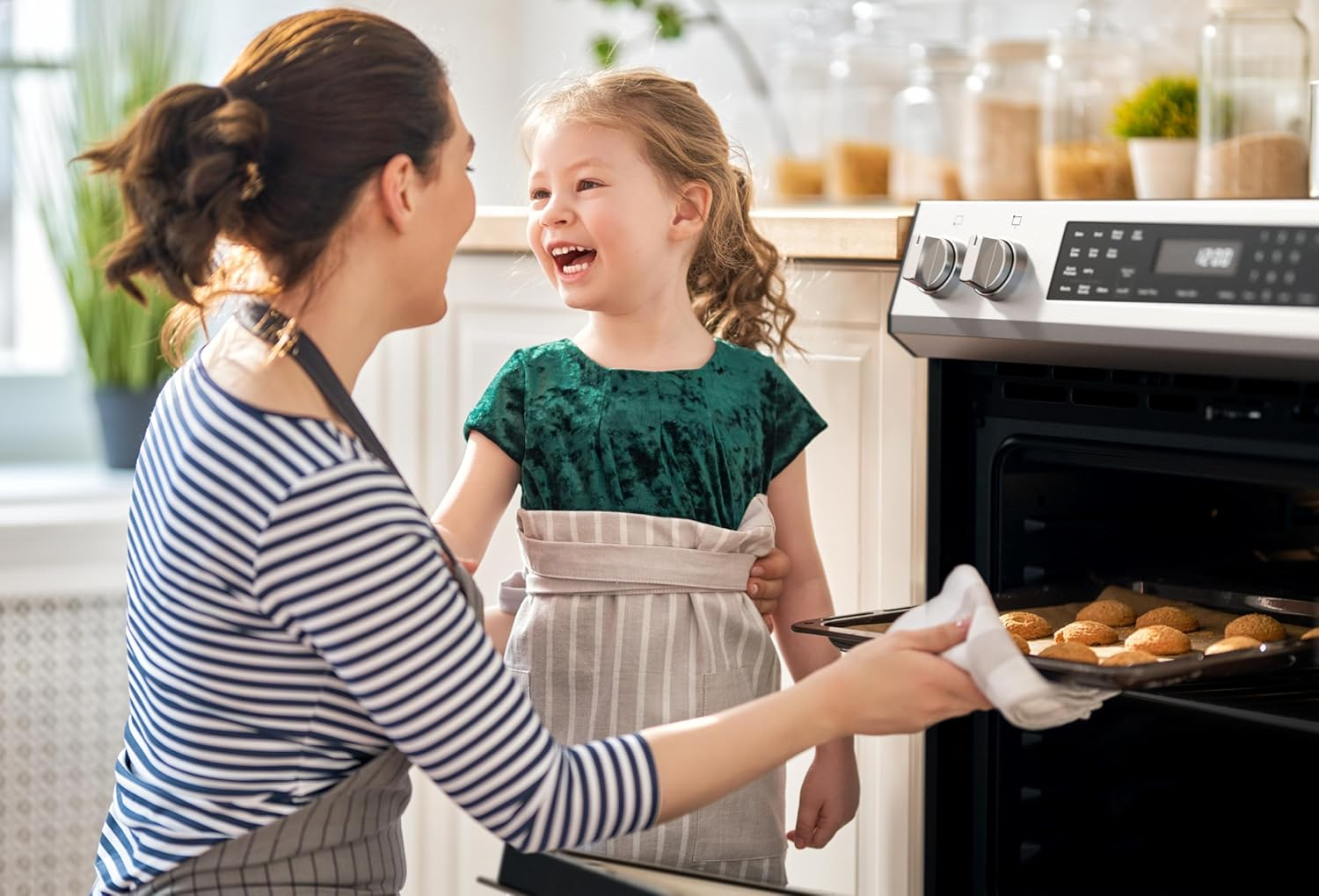 Rangaire RRI303GS 30" Glass Touch Induction Range Oven - Stainless Steel, Induction Burners, True Convection, Self Cleaning, Easy Reach Racks