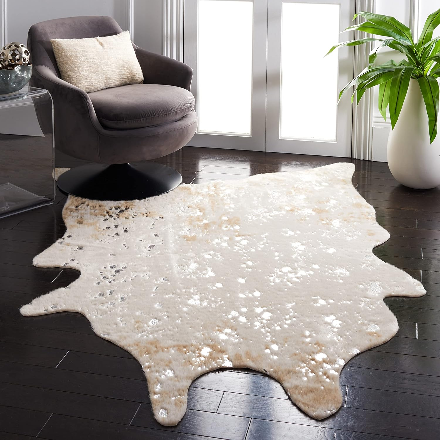 SAFAVIEH Faux Cow Hide Dalia Novelty Area Rug, Beige/Silver, 5' x 6'5"