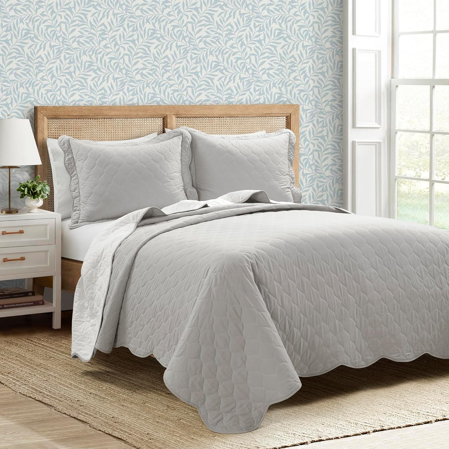 Lush Decor Coastal Chic Scallop Edge Reversible Quilt Set Gray/White 3 Piece Set Full/Queen - Soft Elegant Affordable Luxury Bedding Set