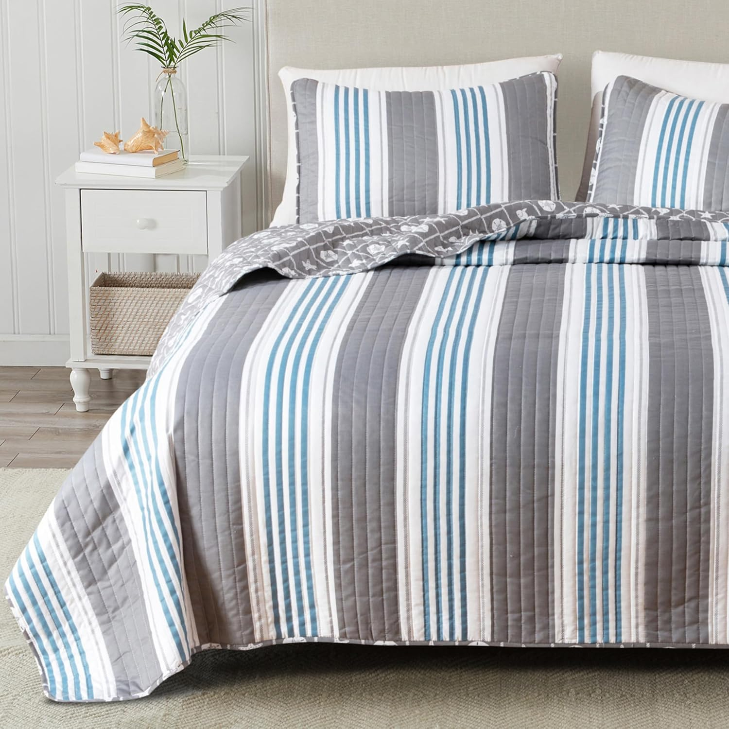 Great Bay Home Coastal Beach Reversible Reversible Quilt Set With Shams  (Twin, Multi)