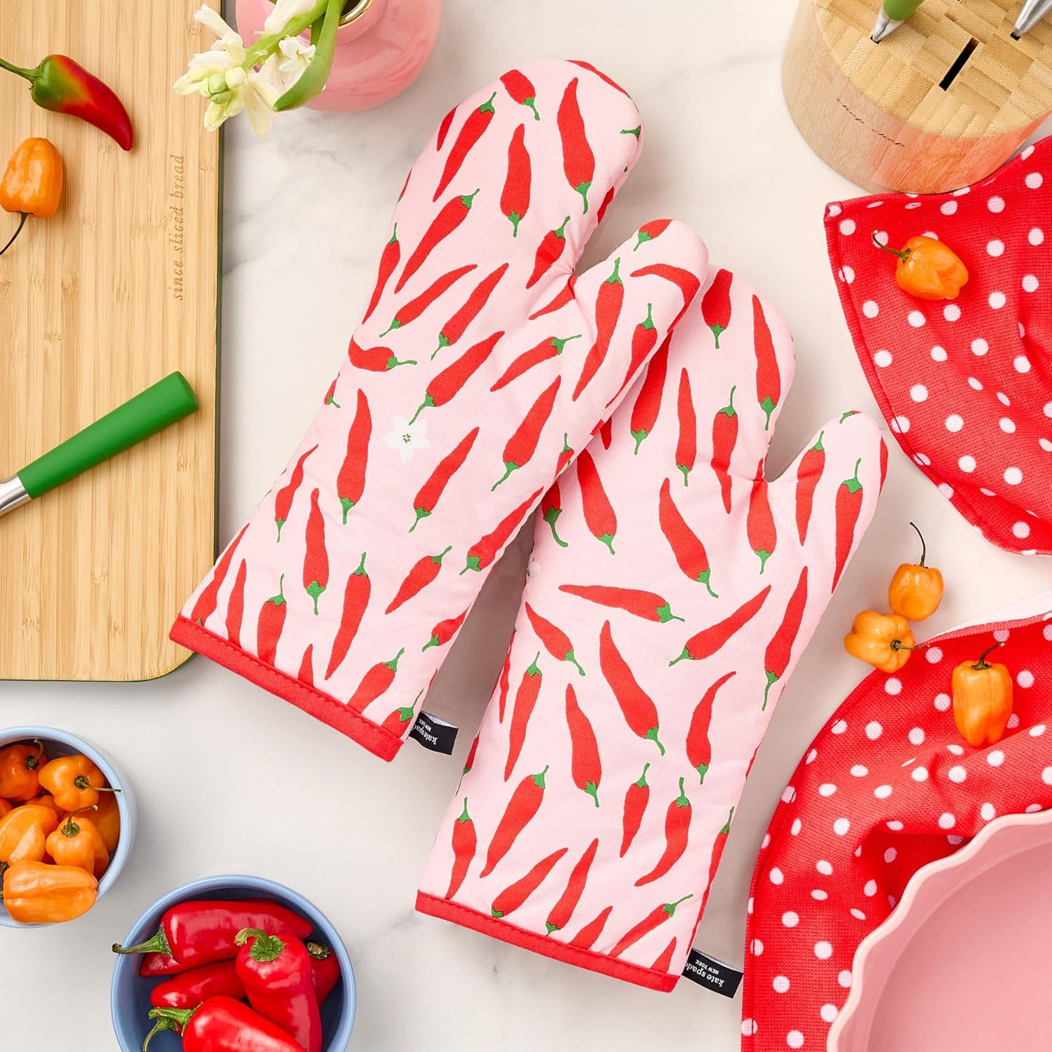kate spade new york Hot Hot Hot Peppers Oven Mitt 2-Pack Set, Heat Resistant, 100% Cotton, Red/Pink, 7"x13"