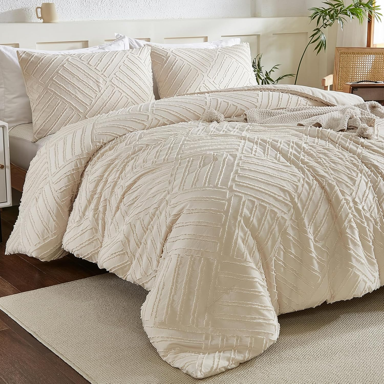 DJY Beige Comforter Set Queen Size, 3 Pieces Tufted Boho Comforter Shabby Chic Bedding Sets, Lightweight Fluffy Comforter Set Queen for All Season (1 Comforter and 2 Pillowcases, 90x90In)